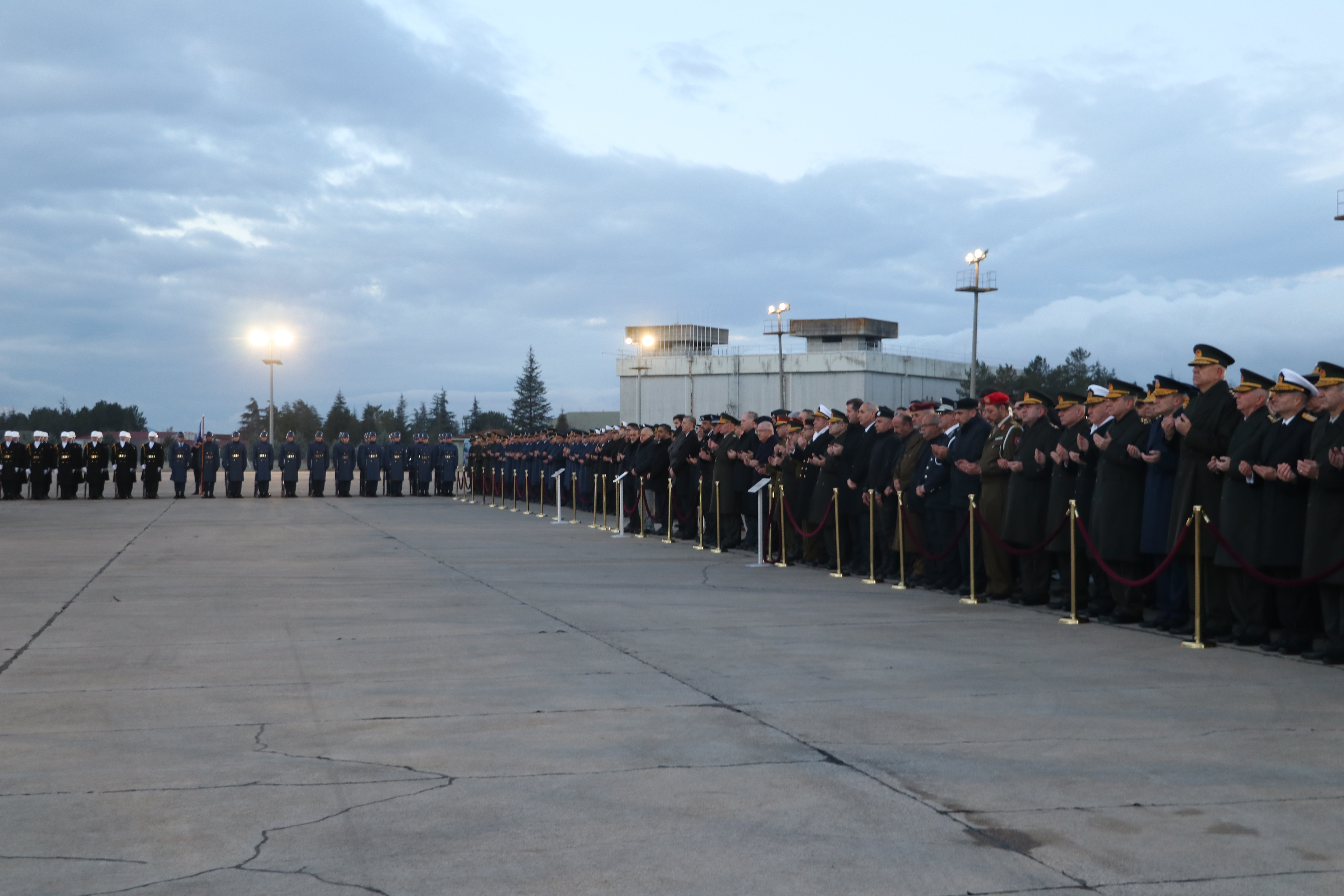 Libya askeri cenazeleri uçağa yükleniyor