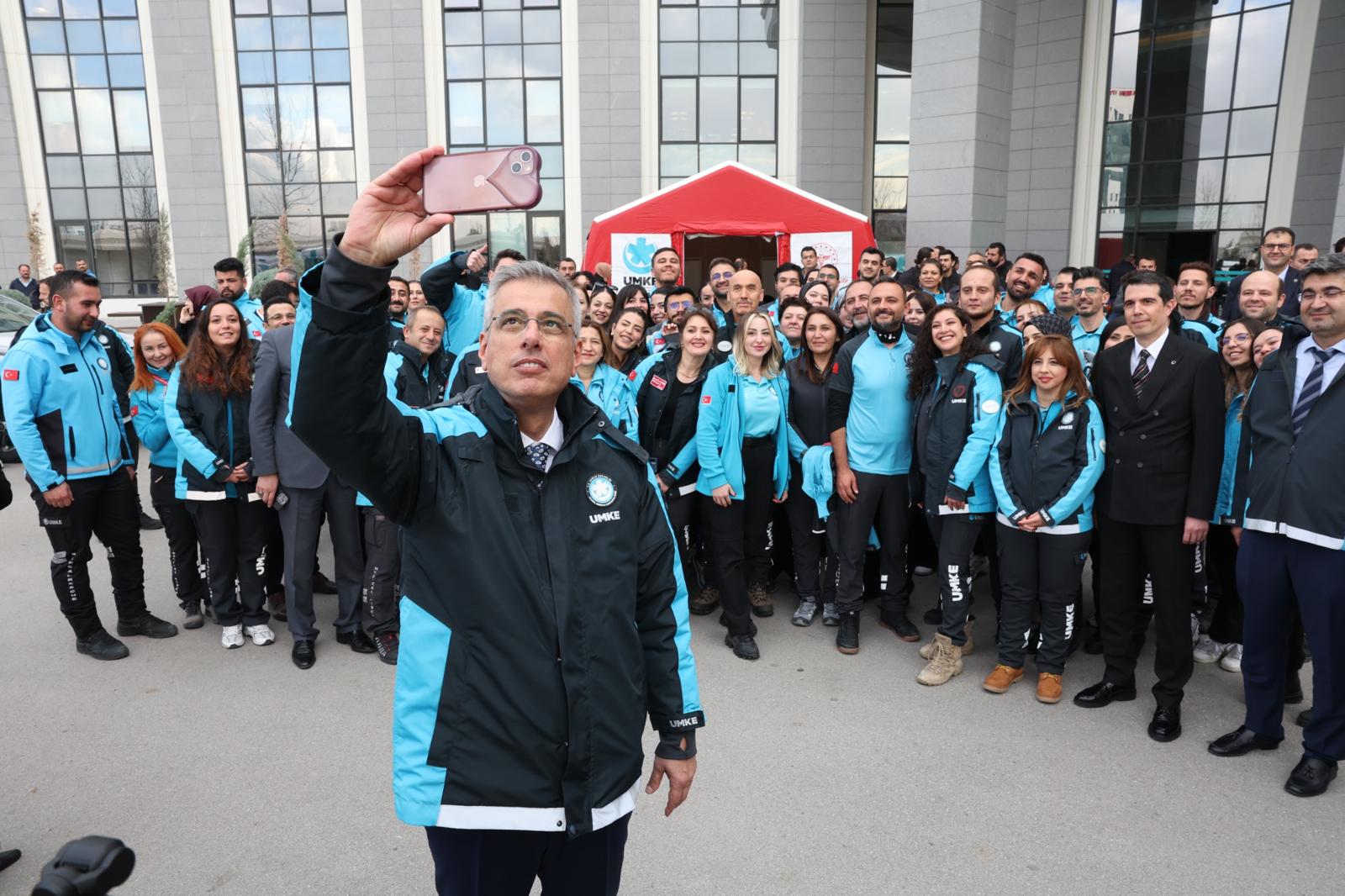 Bakan Memişoğlu ve Ekibi Hatıra Fotoğrafı