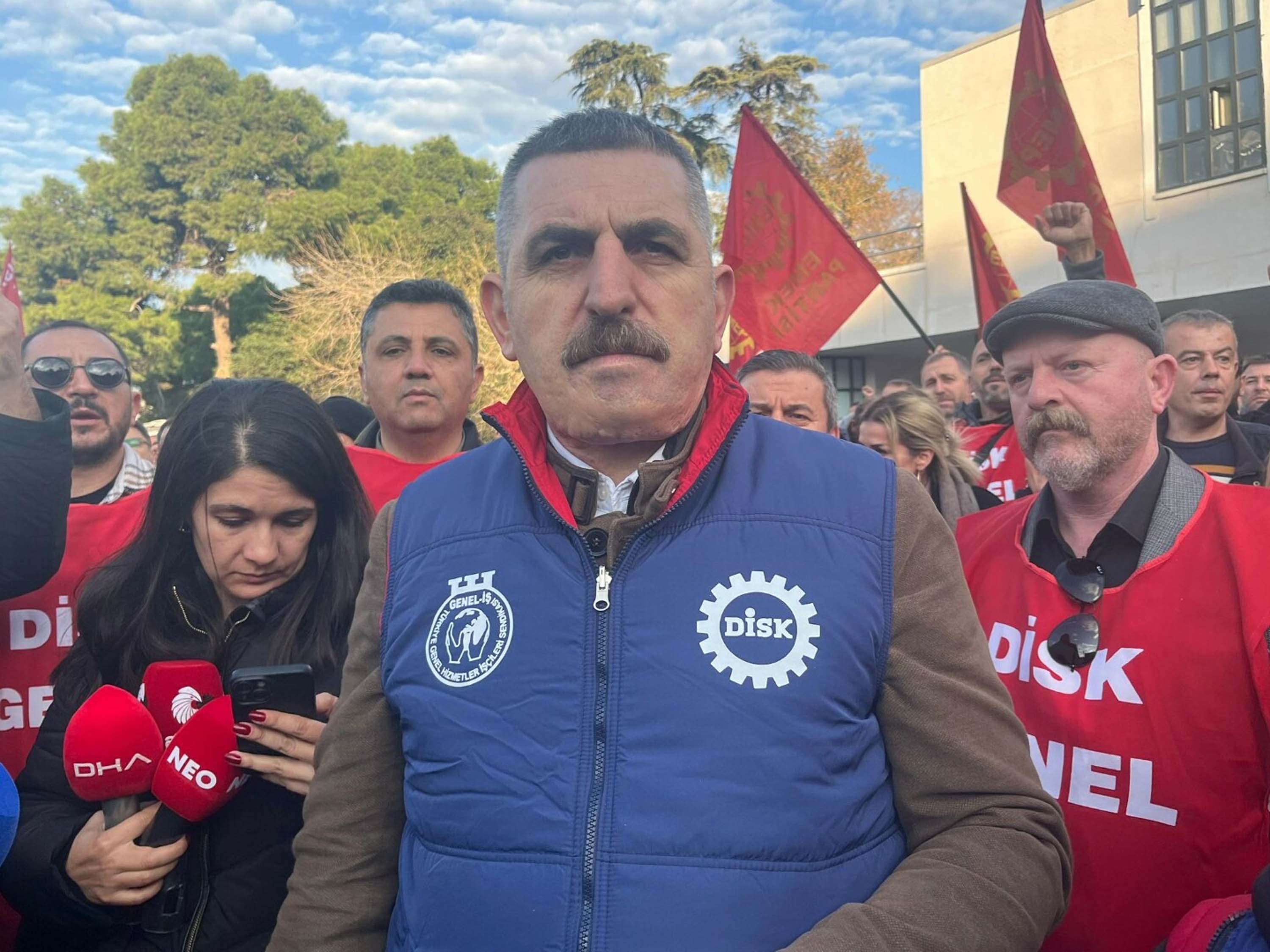 İzmir Büyükşehir Belediyesi işçileri protesto için toplanıyor