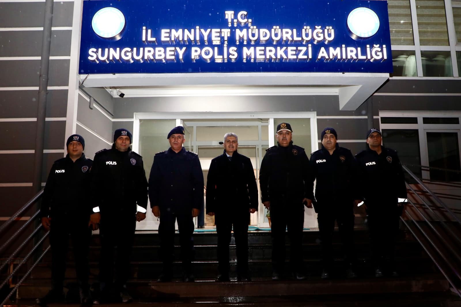 Niğde Valisi Cahit Çelik trafik ekibi ile