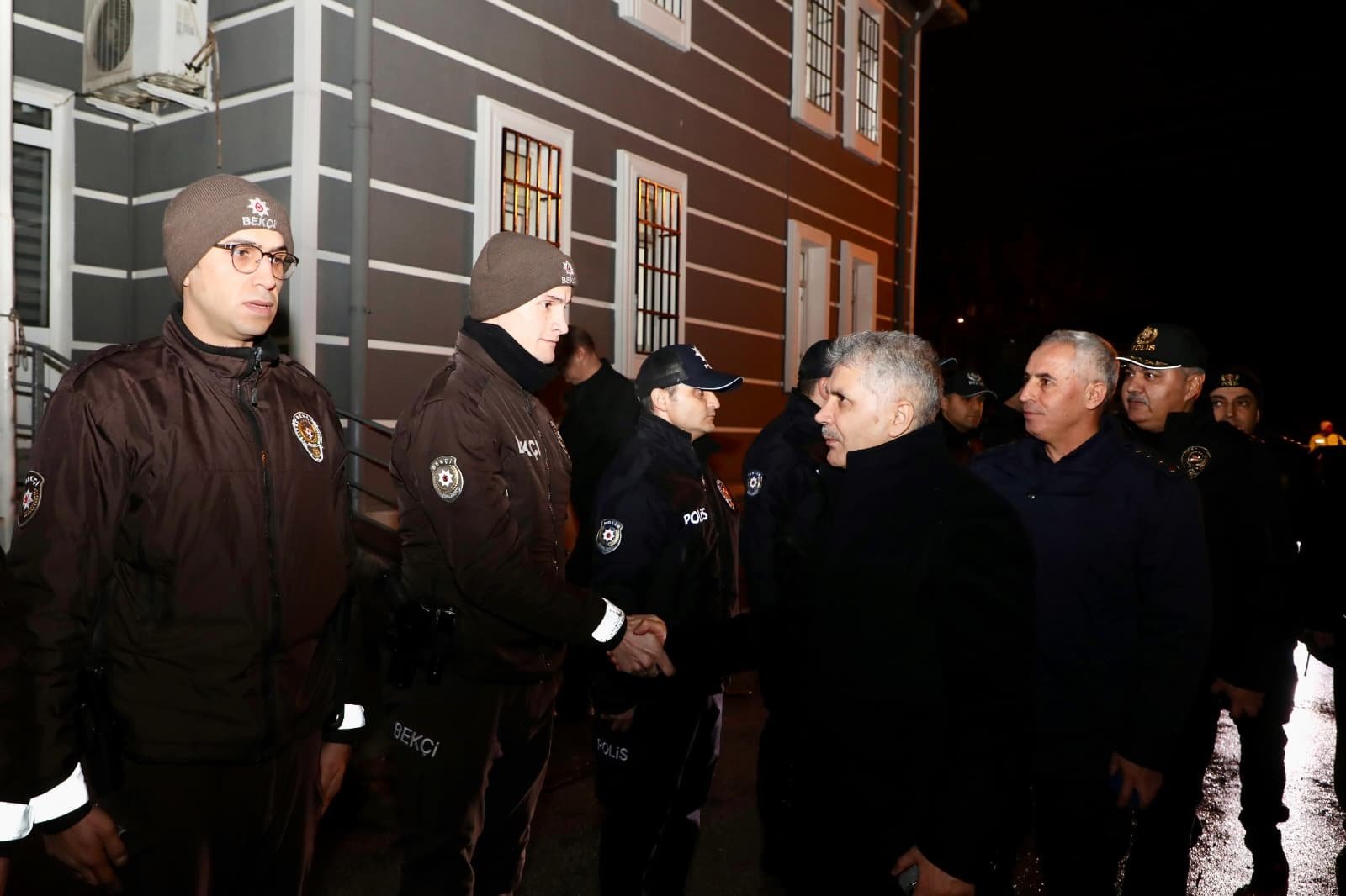 Niğde Valisi Cahit Çelik itfaiye personeli ile