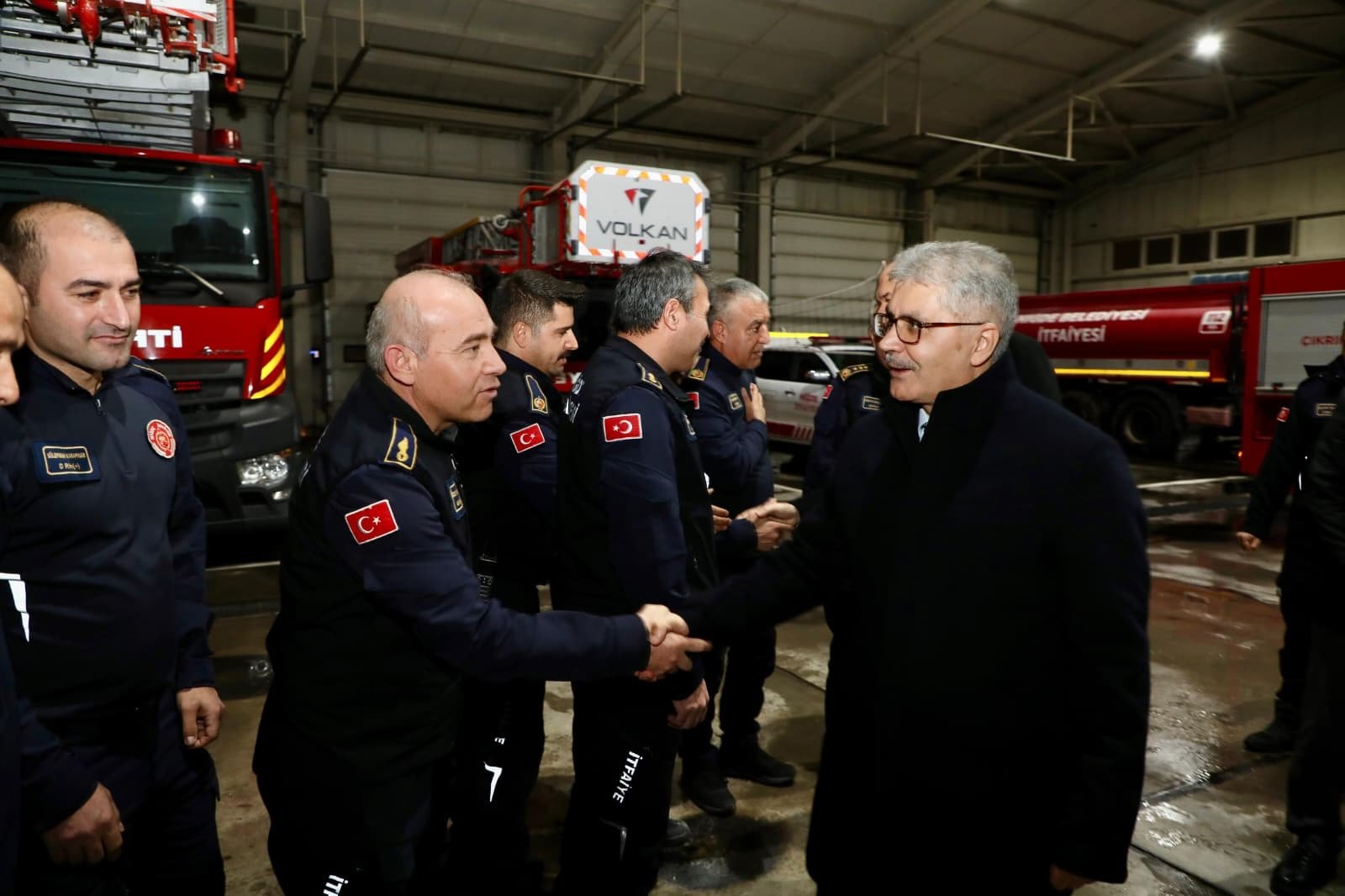 Niğde Valisi Cahit Çelik personelle sohbet ediyor