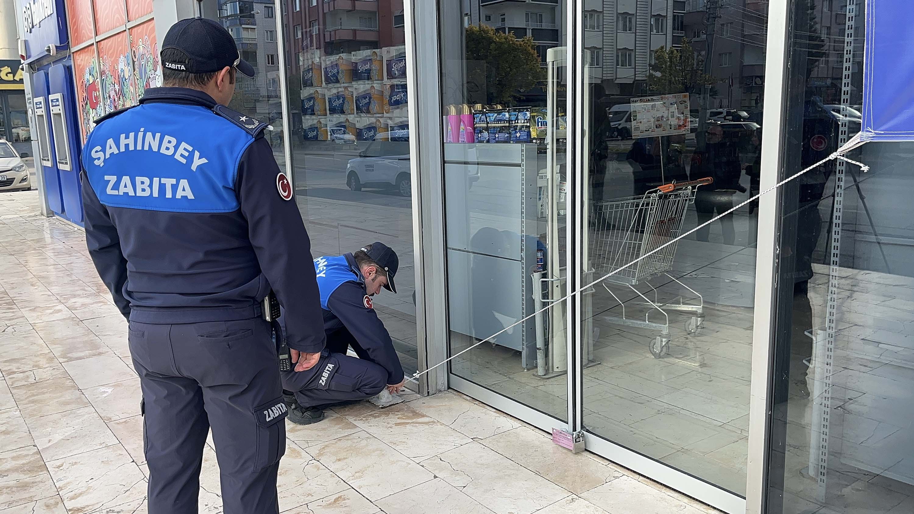 Zabıta ekipleri markette denetim yapıyor