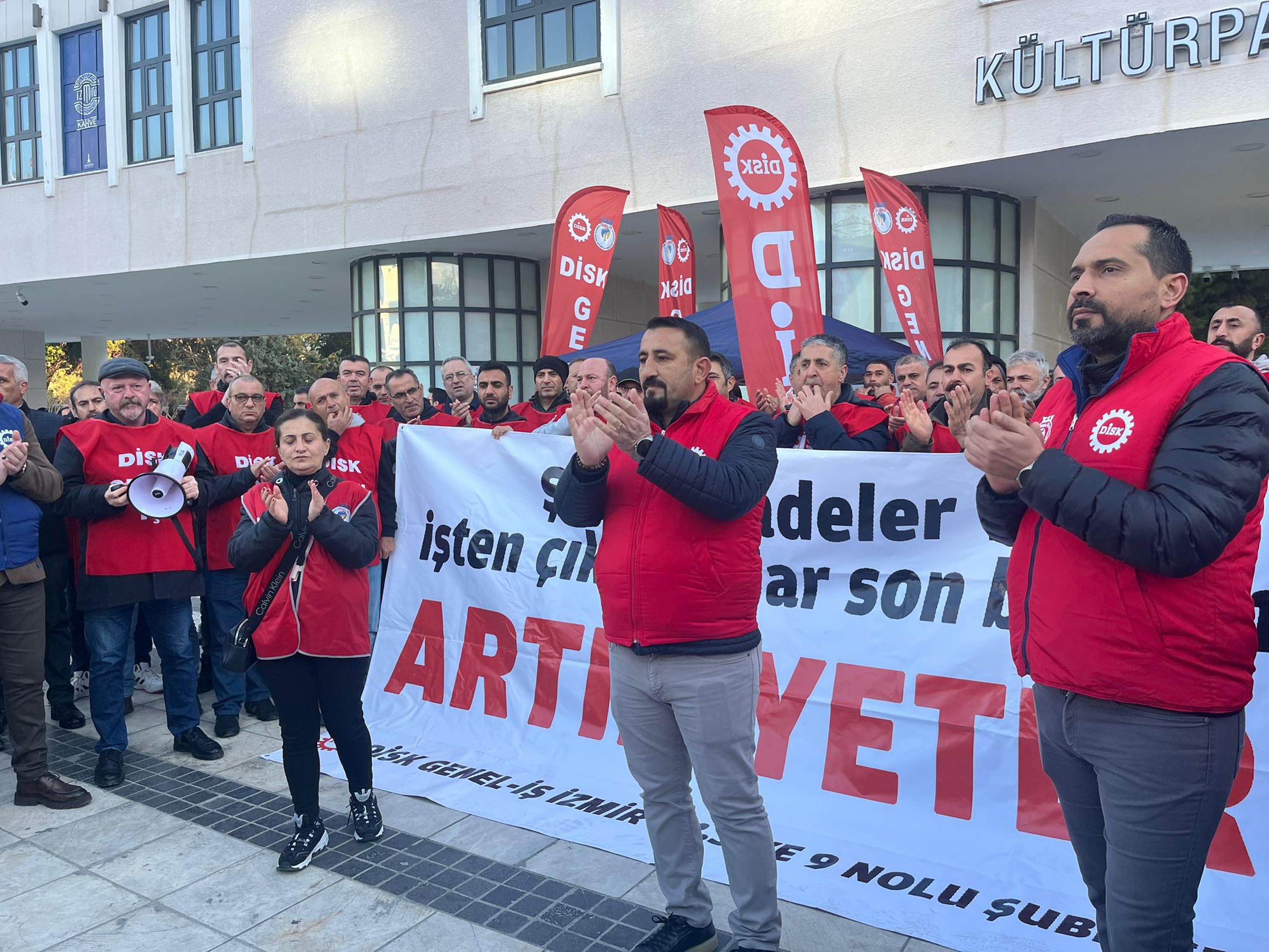 DİSK Genel-İş İzmir Şube Başkanı Ercan Gül konuşma yapıyor