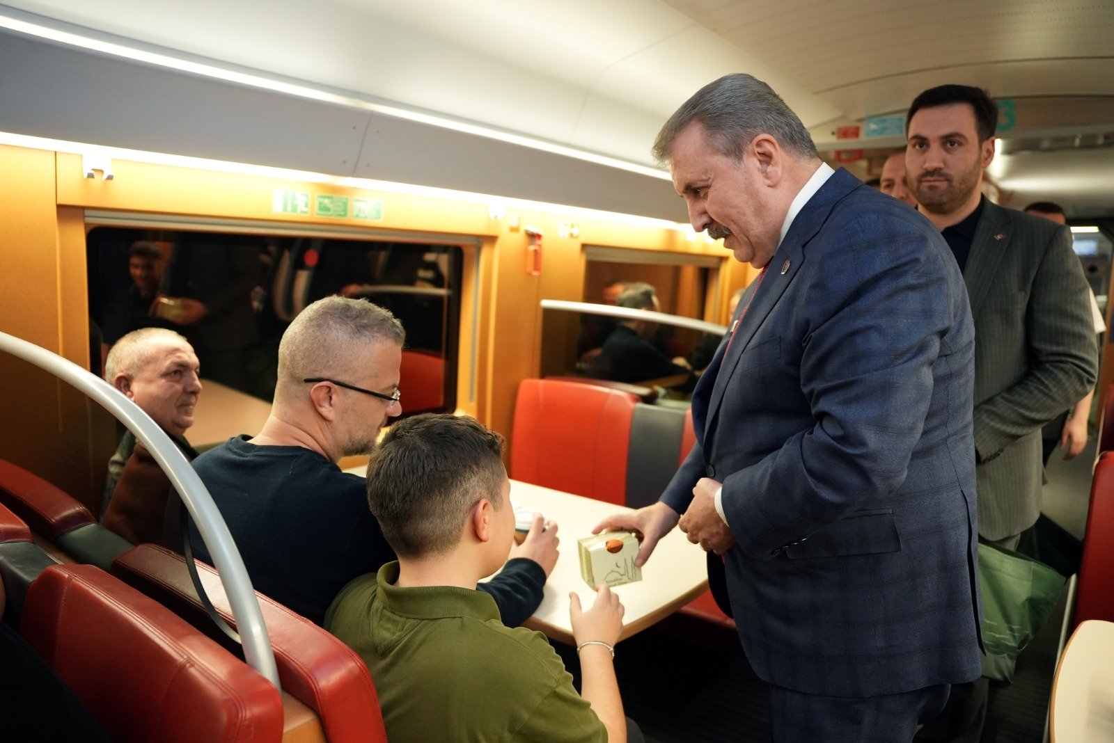 Mustafa Destici YHT yolcularına simit dağıtıyor