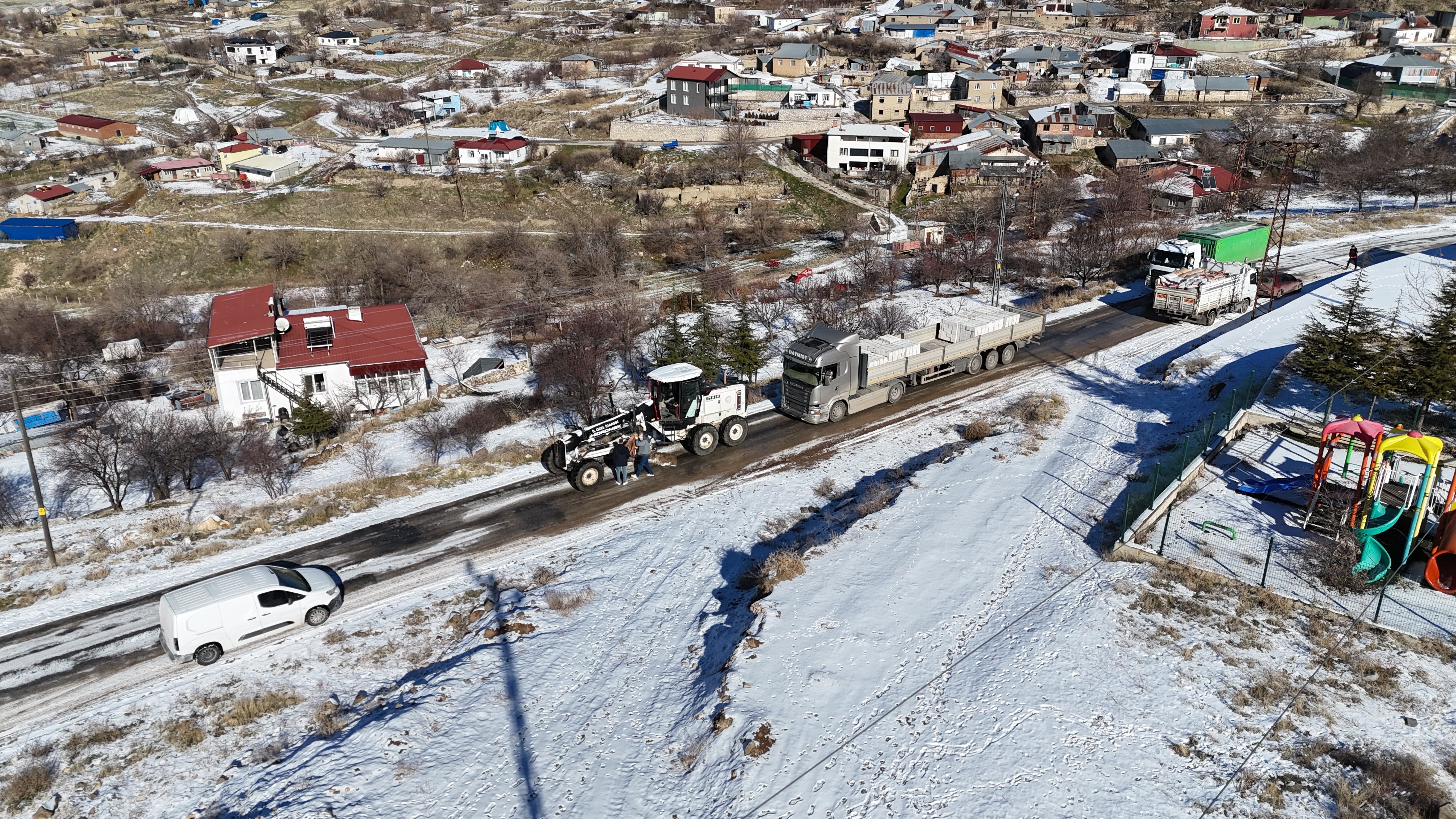 Elazığda açılan köy yolu