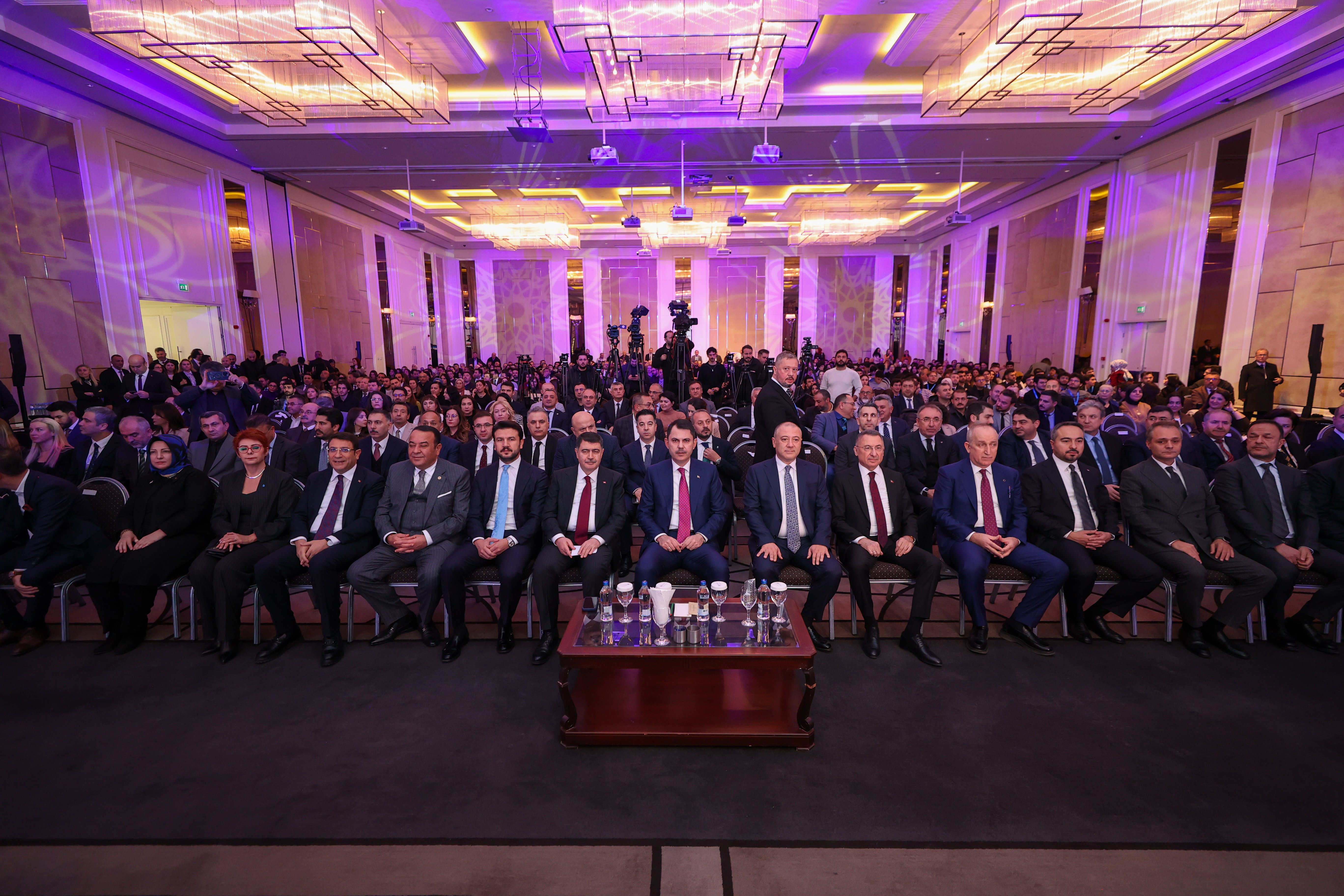 Bakan Kurum zirvede konuşuyor