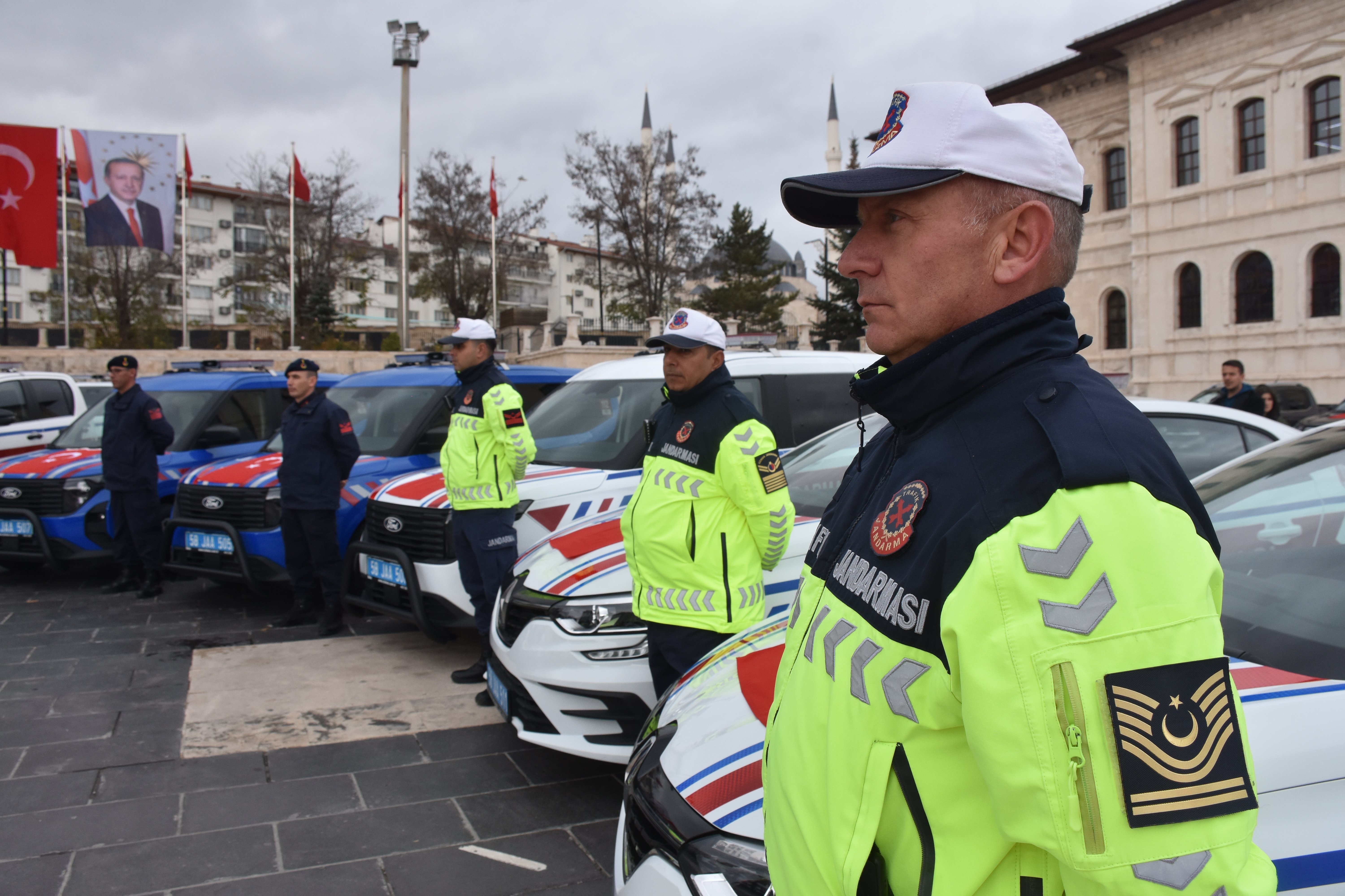 Araç konvoyu tören alanından ayrılıyor