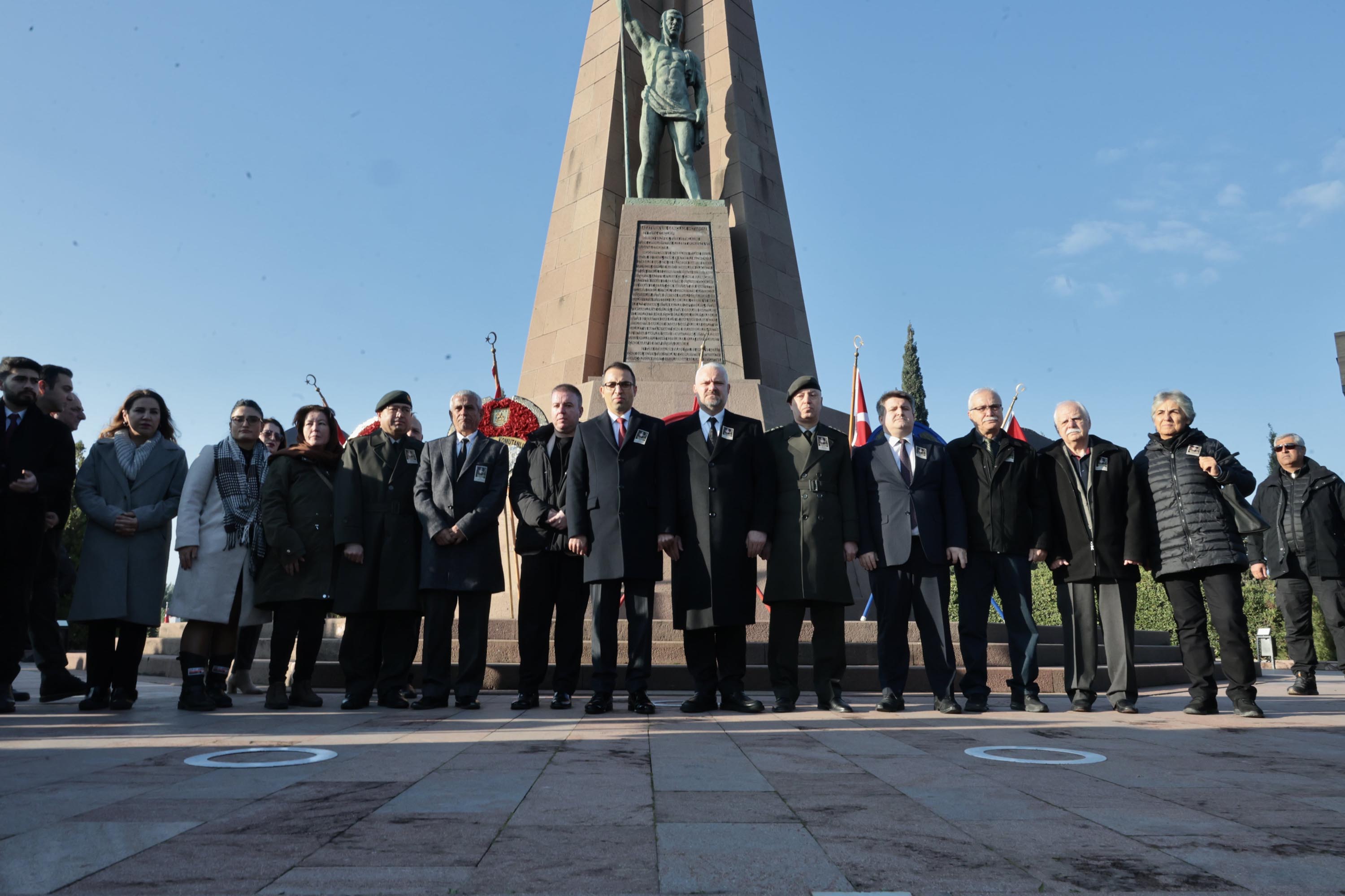 Anma töreninde öğrenciler