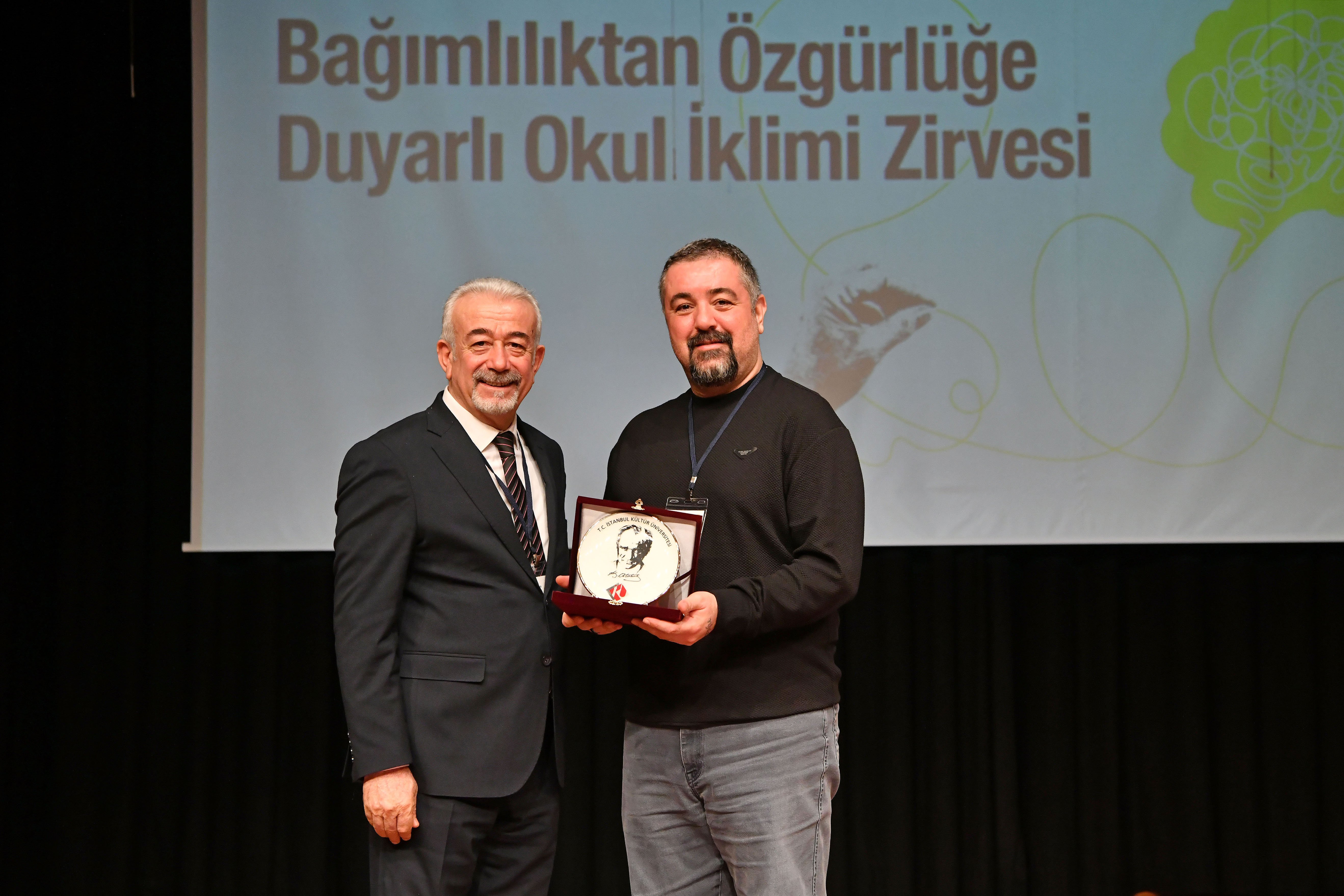 Zirve katılımcıları dinleyiciler