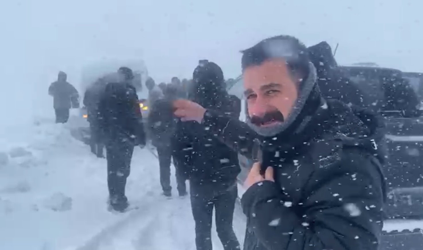 Yüksekova İlçe Özel İdaresi ekipleri çalışıyor