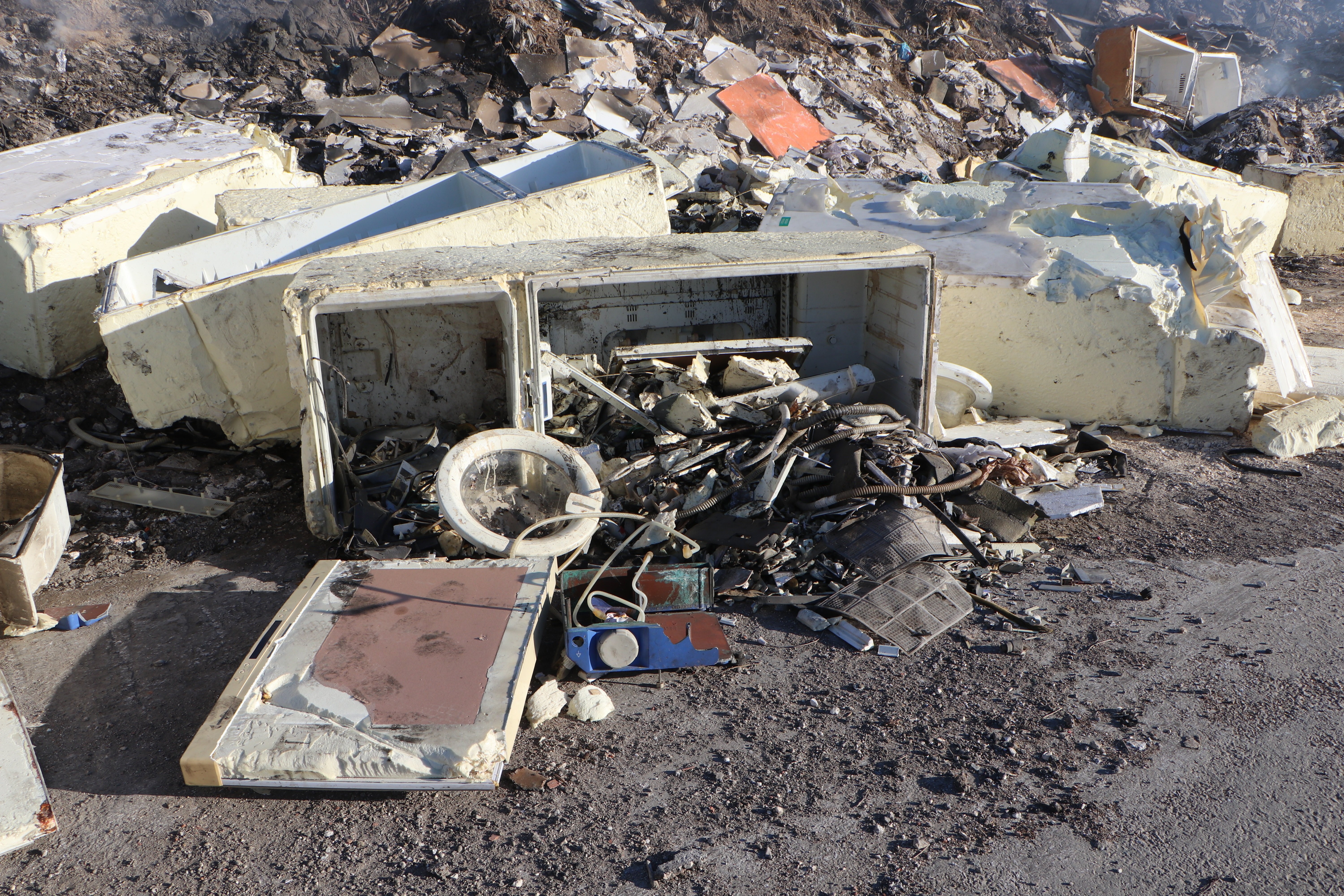 Boş araziye dökülen moloz ve çöpler