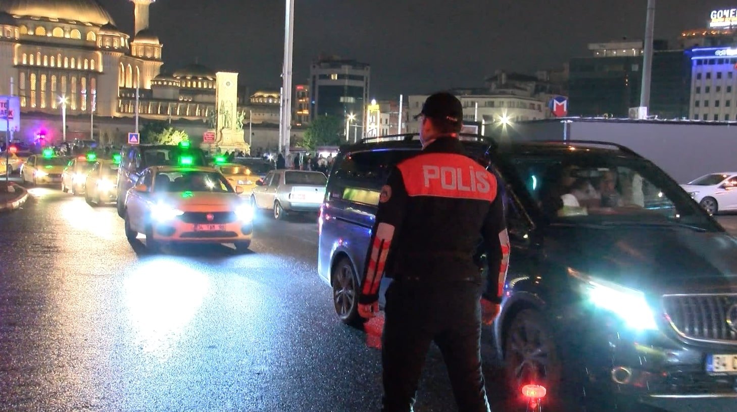 İstanbul Emniyet Müdürü Selami Yıldız polis ekipleriyle