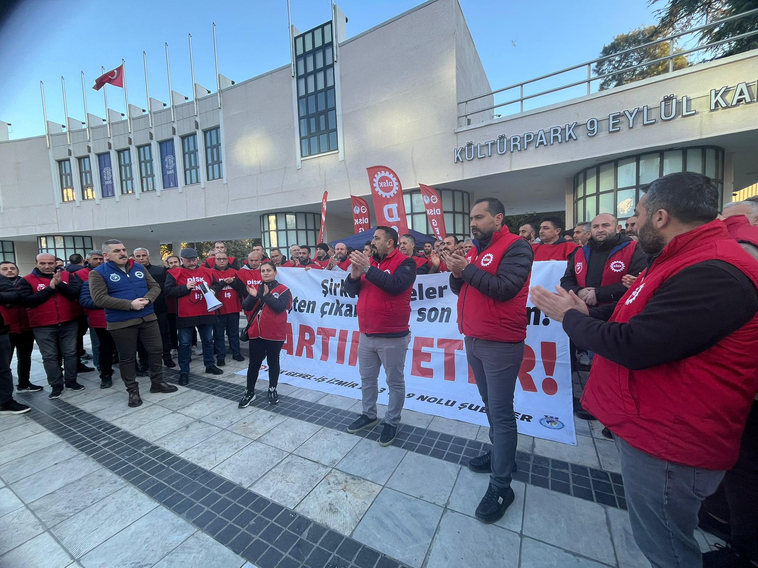 İzmir Büyükşehir Belediyesi işçileri pankart açtı