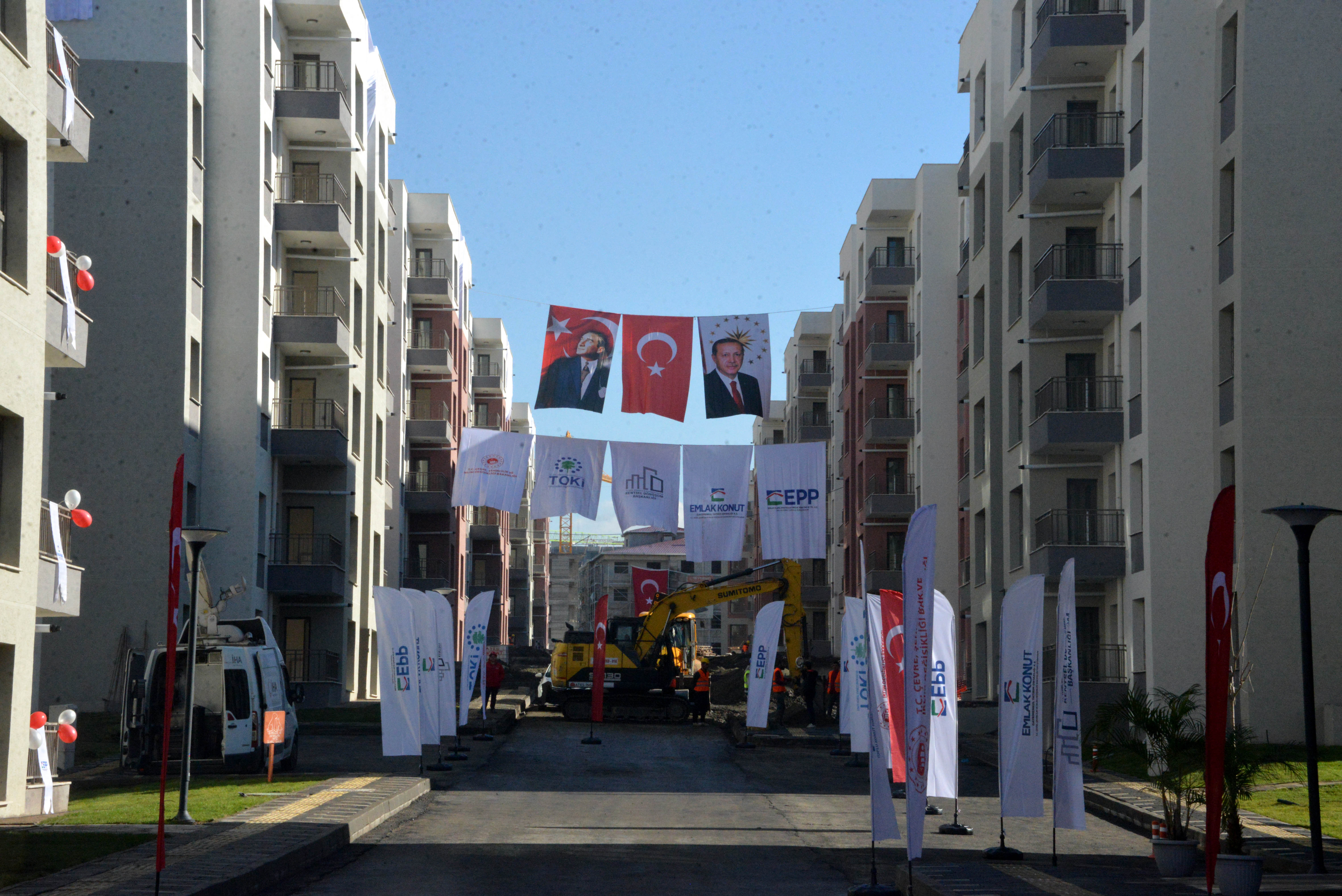 Bakan Kurum yetkililerle incelemede