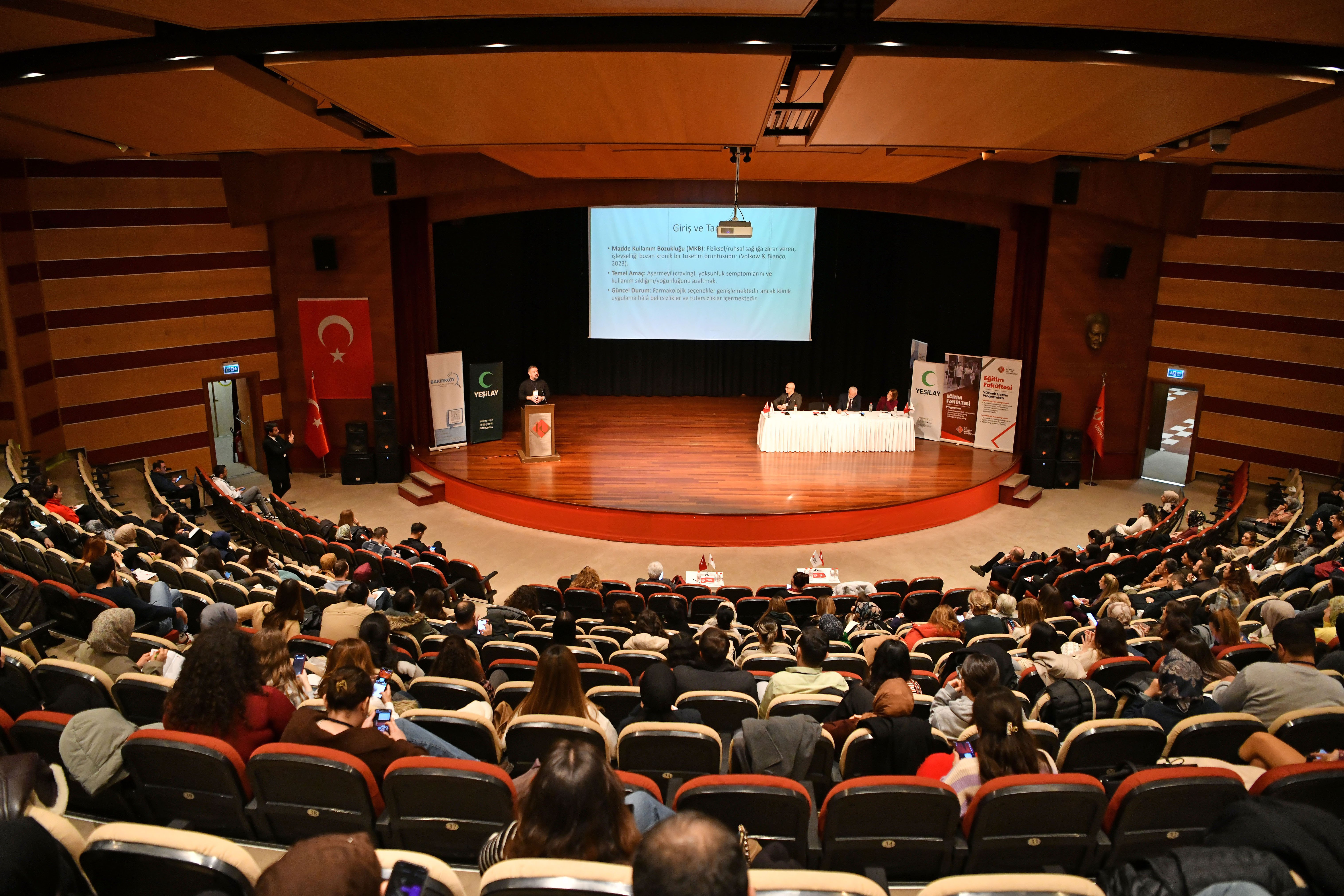 Zirve sonrası katılımcılar sohbet ediyor