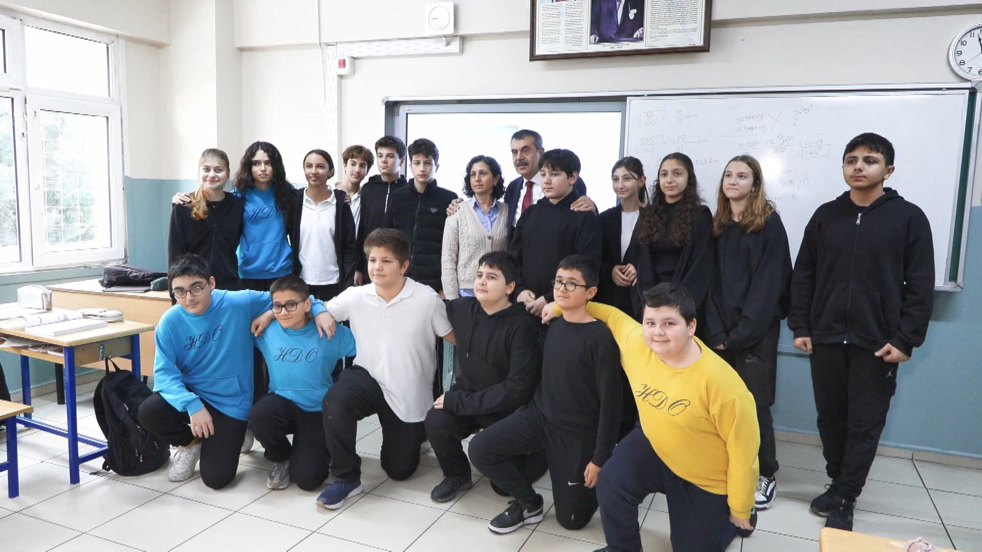 Bakan Tekin öğrencilerle sohbet ediyor