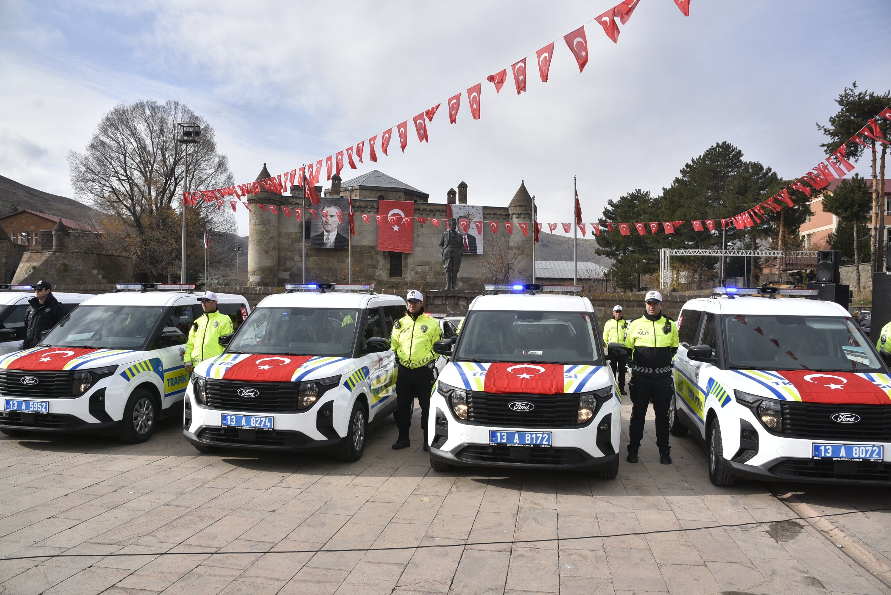 Bitlis Valisi Ahmet Karakaya iş insanlarına plaket veriyor