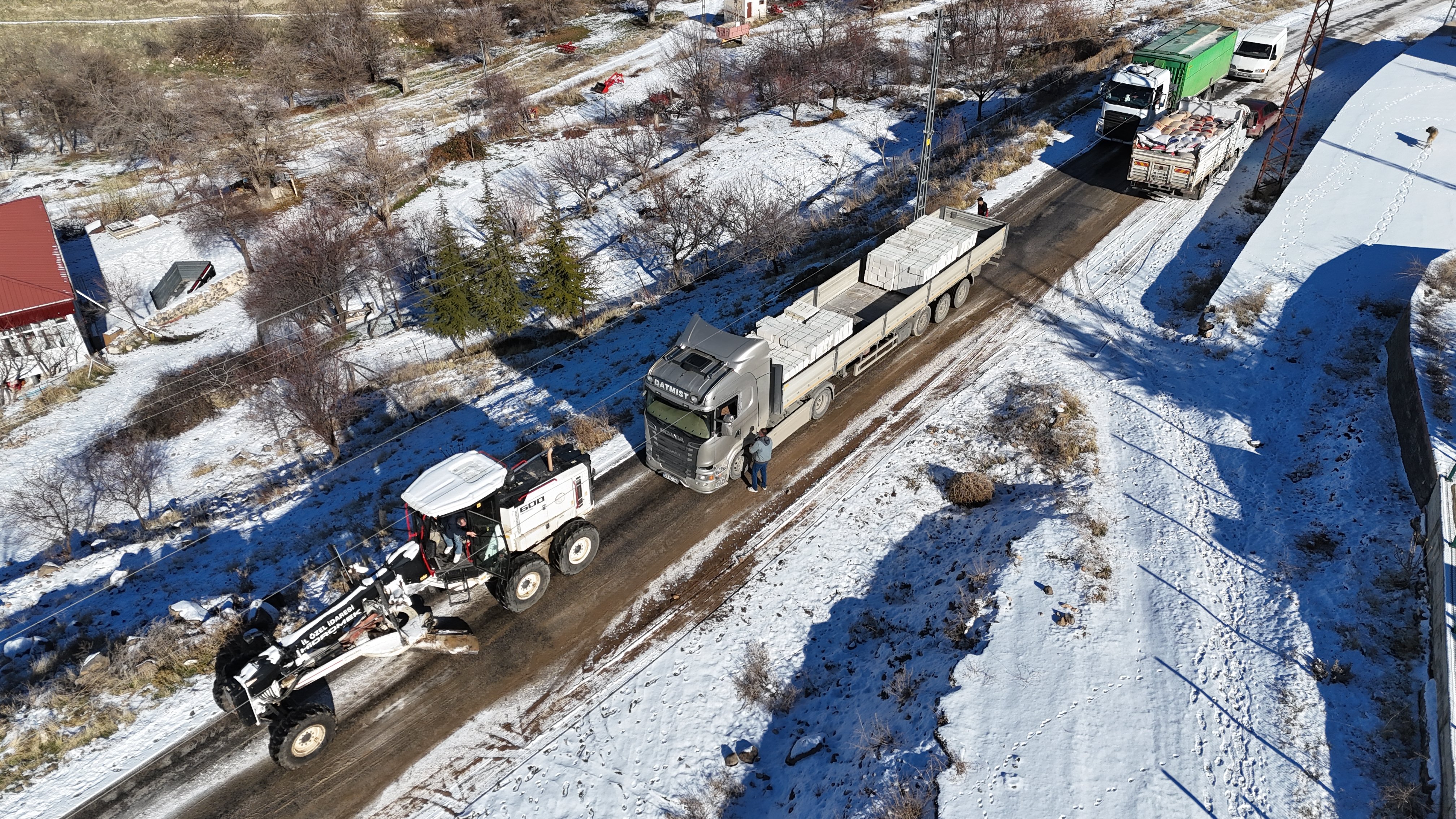 Elazığ İl Özel İdaresi ekipleri TIR kurtarma çalışması