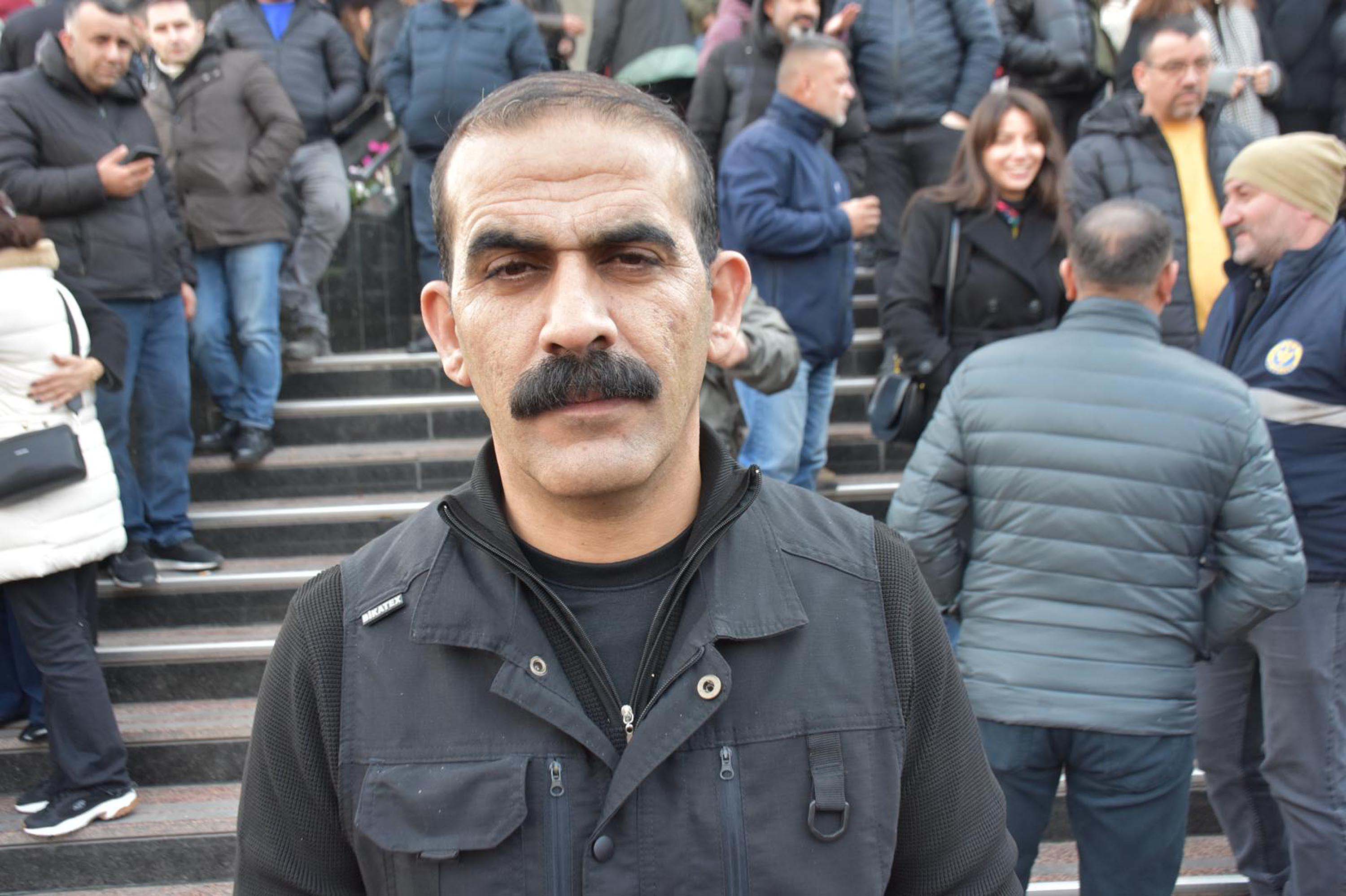 Buca Belediyesi önünde toplanan işçiler