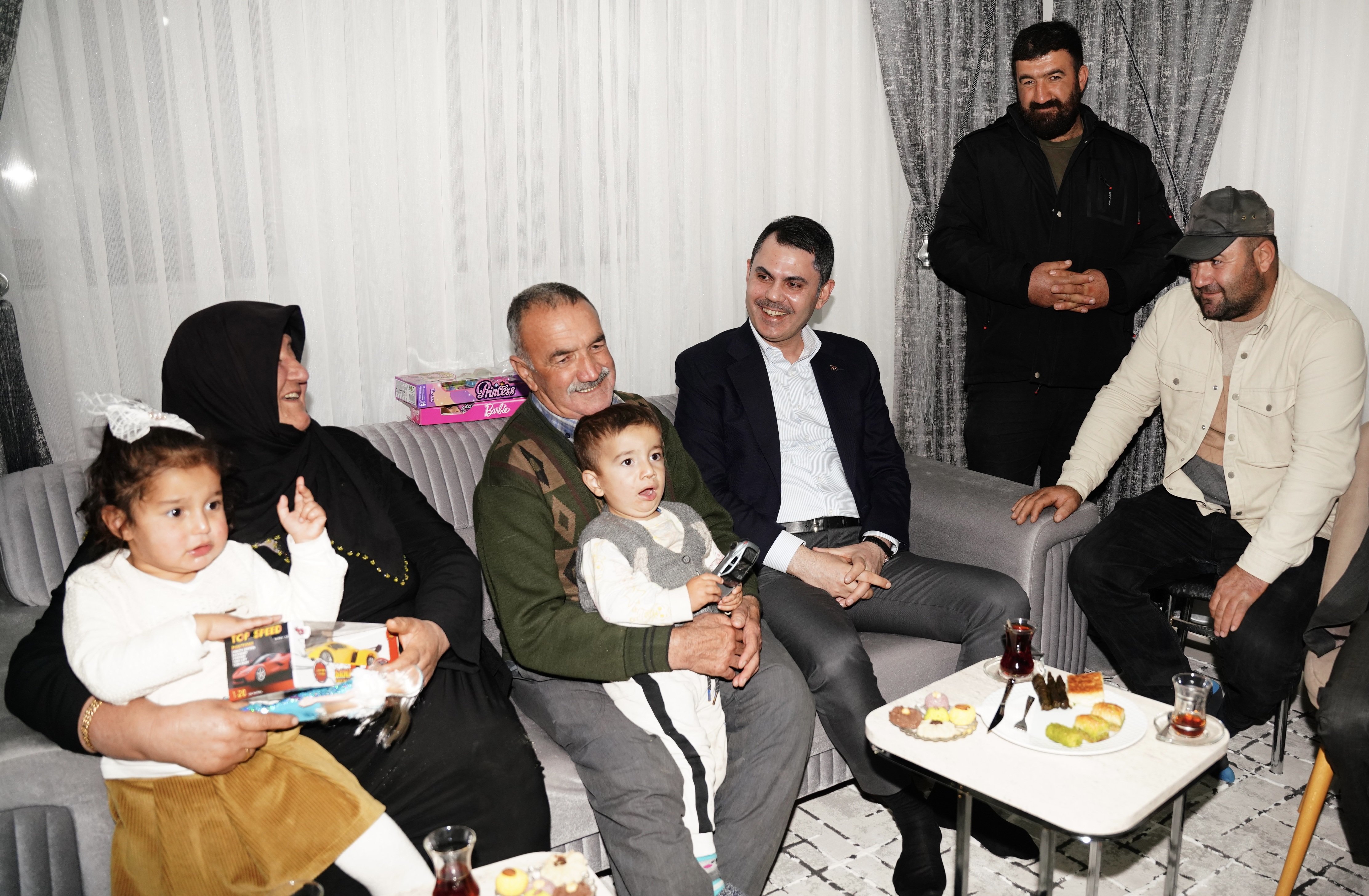 Bakan Murat Kurum depremzede aileyi ziyaret ediyor