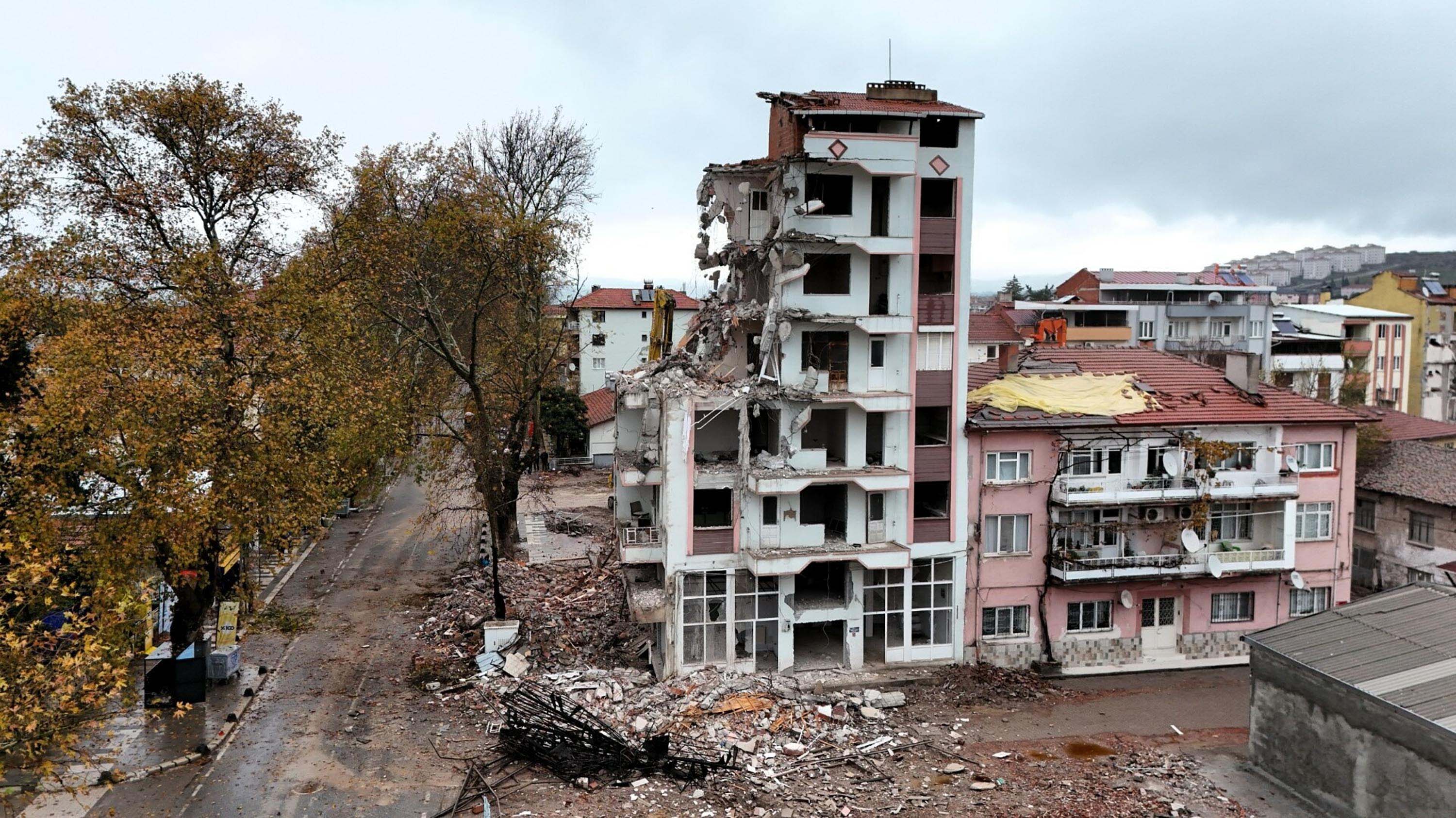 Sındırgı deprem yıkım hafriyat