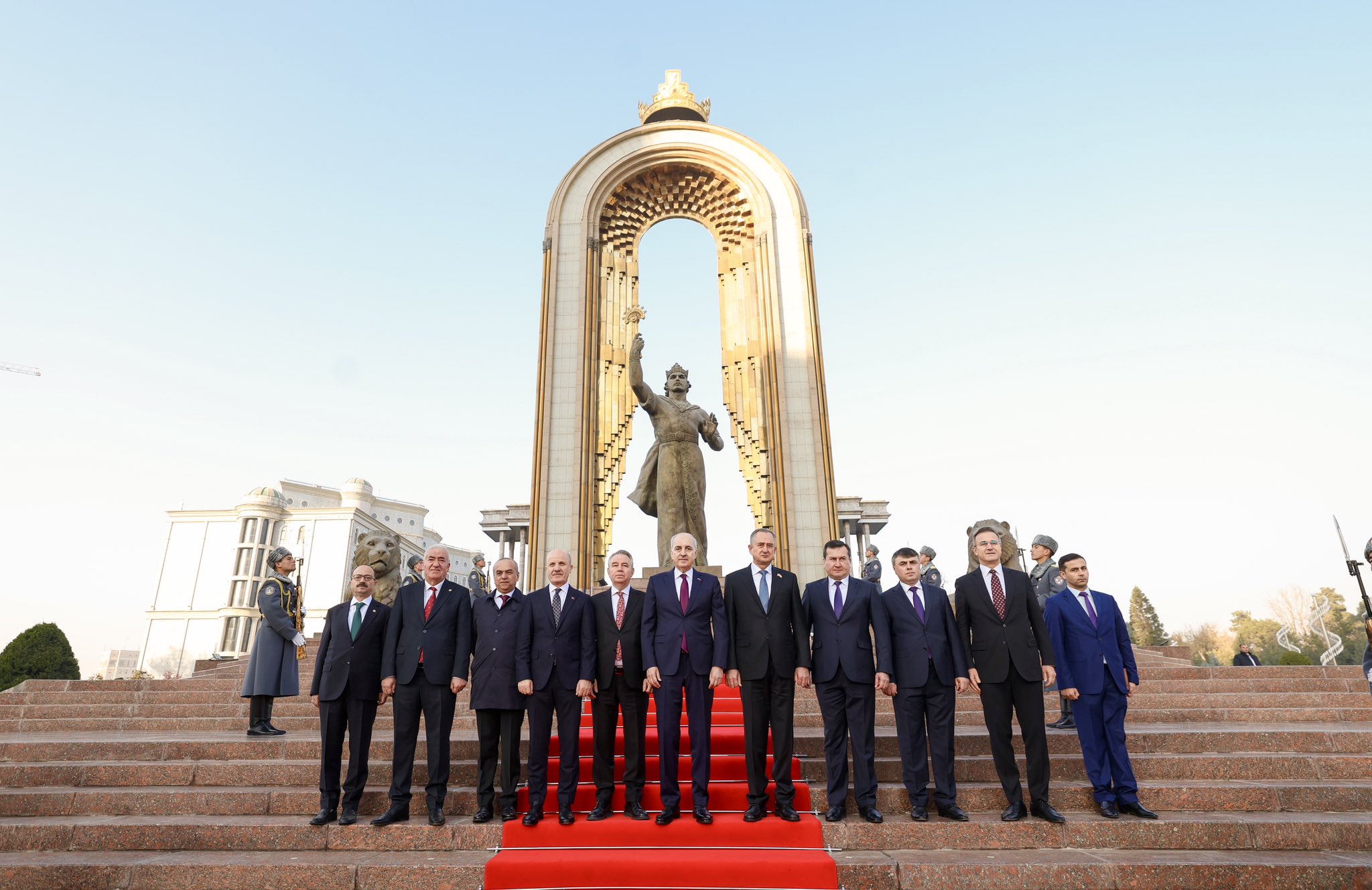 İsmail Somoni Anıtı çelenk bırakma töreni Duşanbe