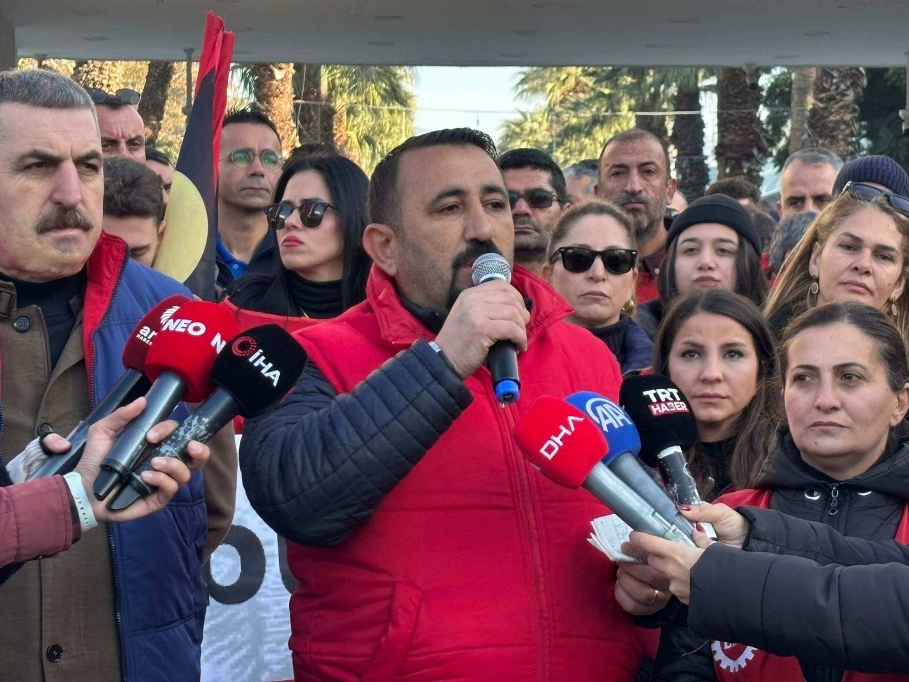 İzmir Büyükşehir Belediyesi işçileri slogan atıyor