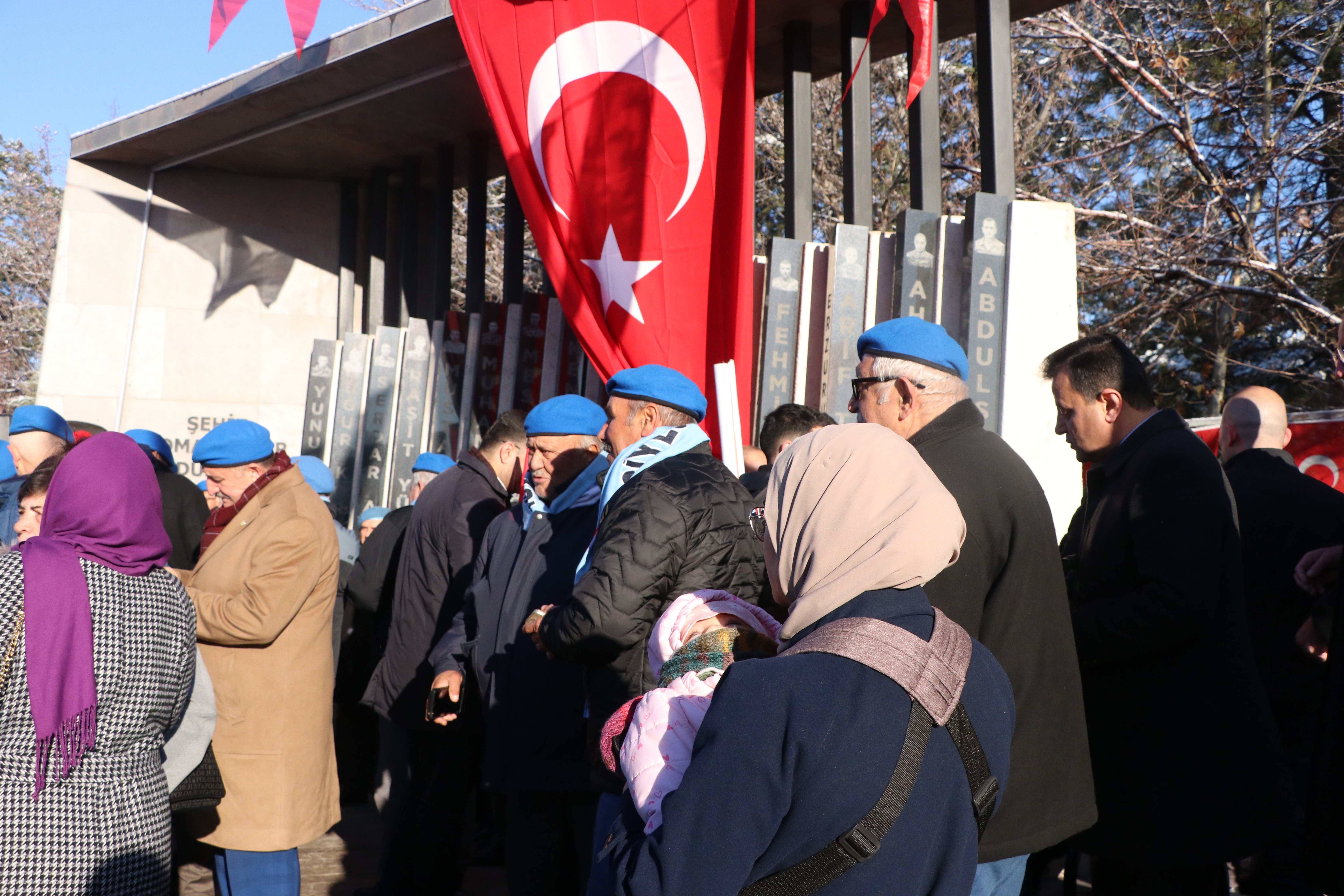 Kayseri şehitler için karanfil bırakma