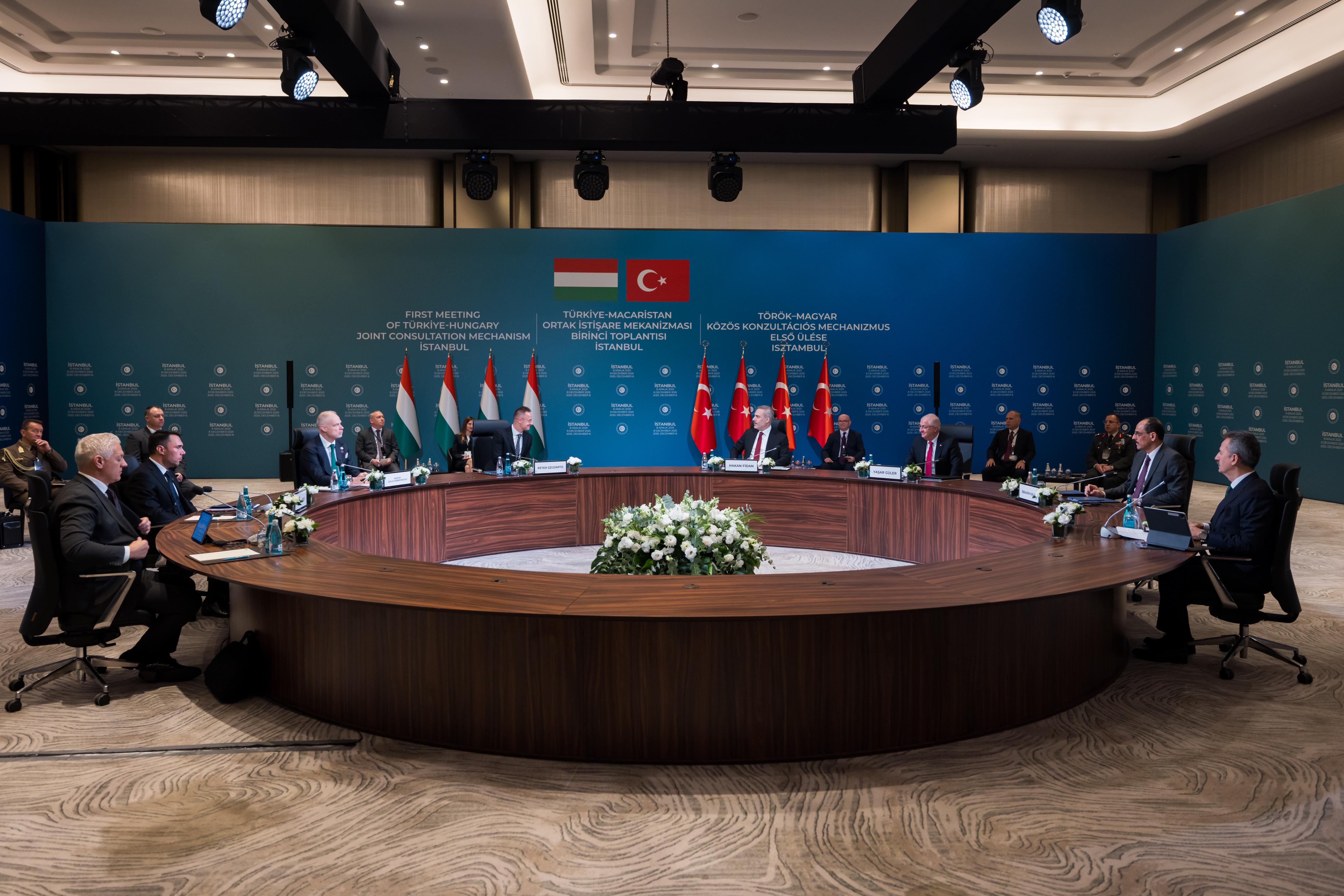 Türkiye ve Macaristan heyetleri görüşme masasında