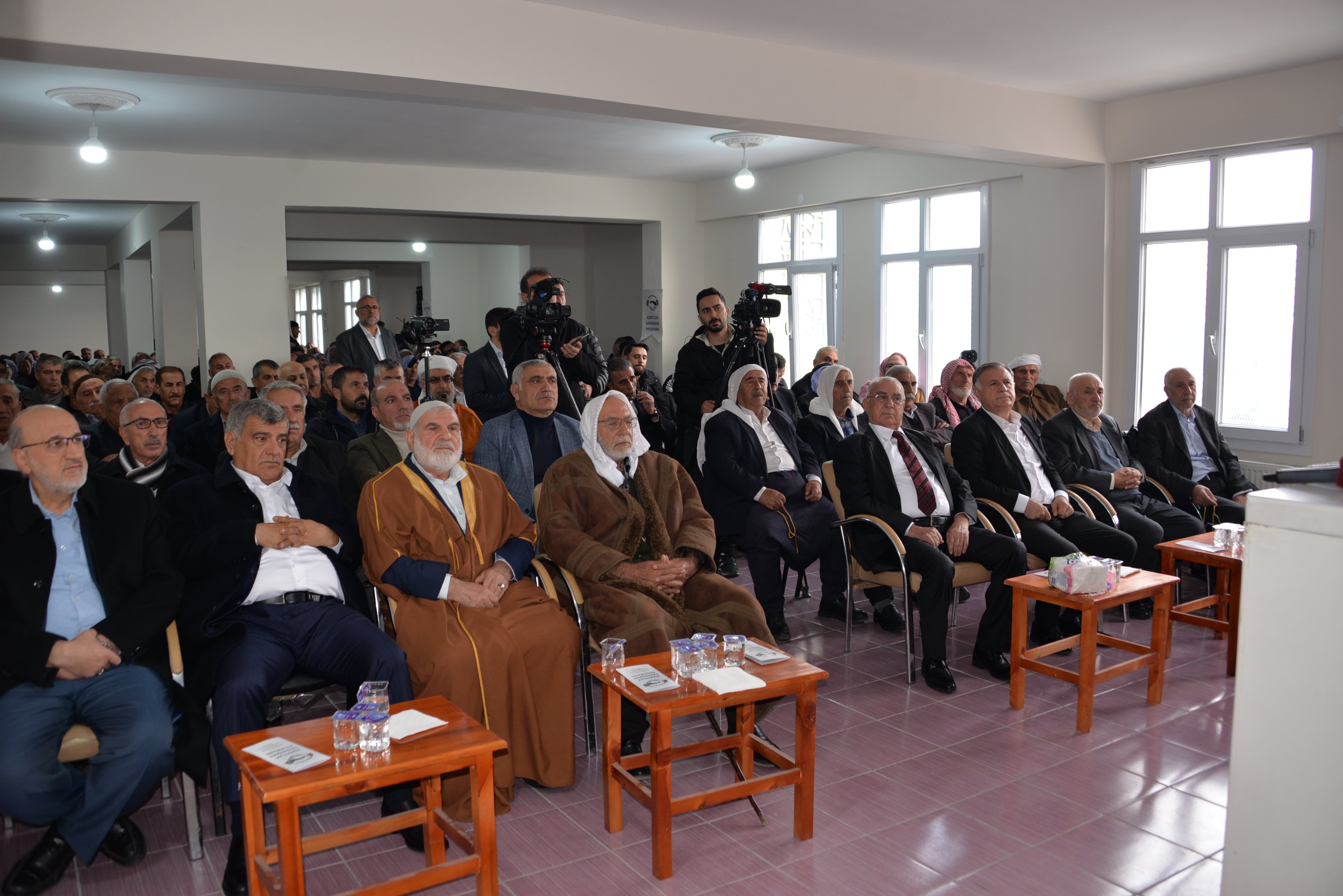 Aşiret liderleri toplantıda bir arada