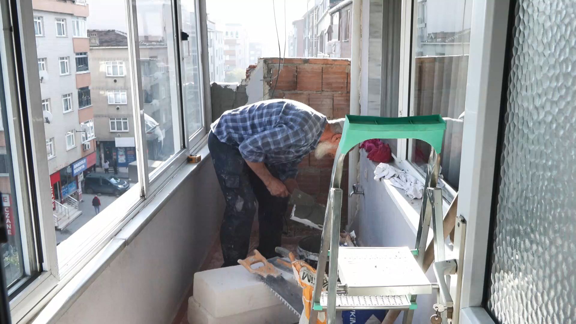 Sultangazi apartman hasarı balkon yıkımı