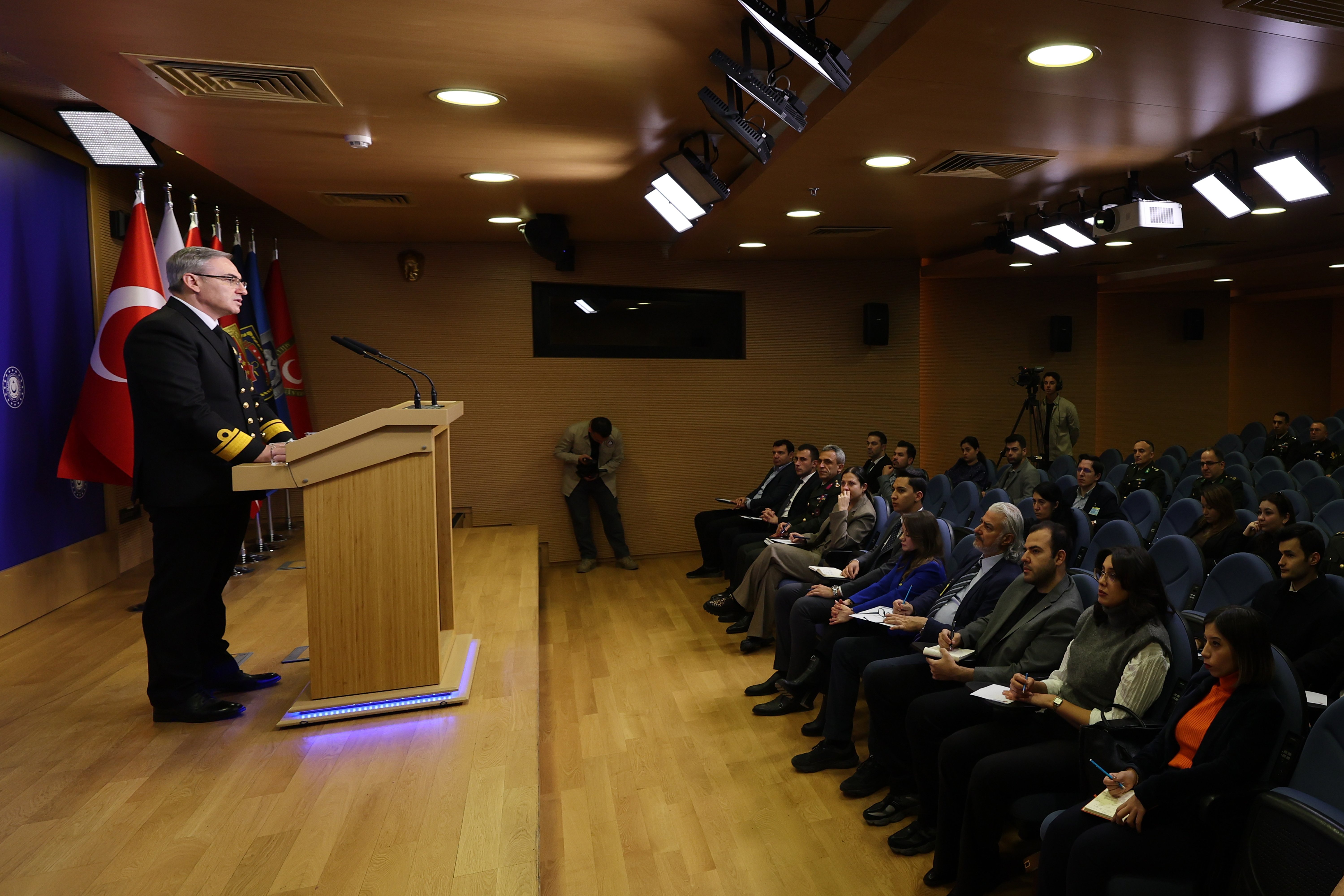 Tuğamiral Zeki Aktürk basın toplantısı
