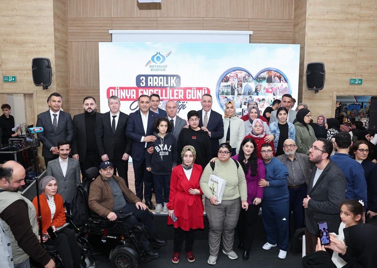 Sultangazi Belediye Başkanı Dursun konuşma yapıyor