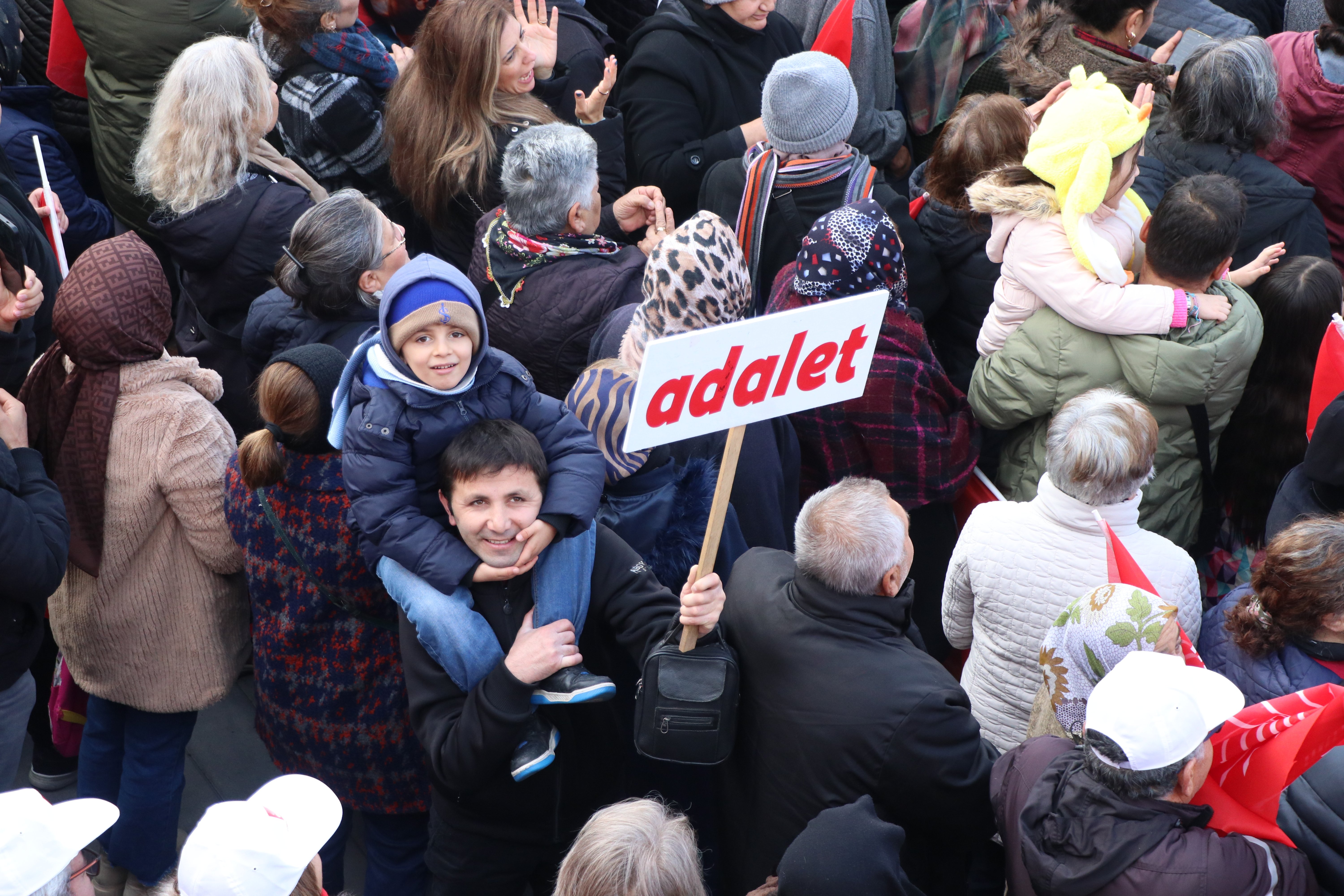 Özgür Özel parti üyeleriyle