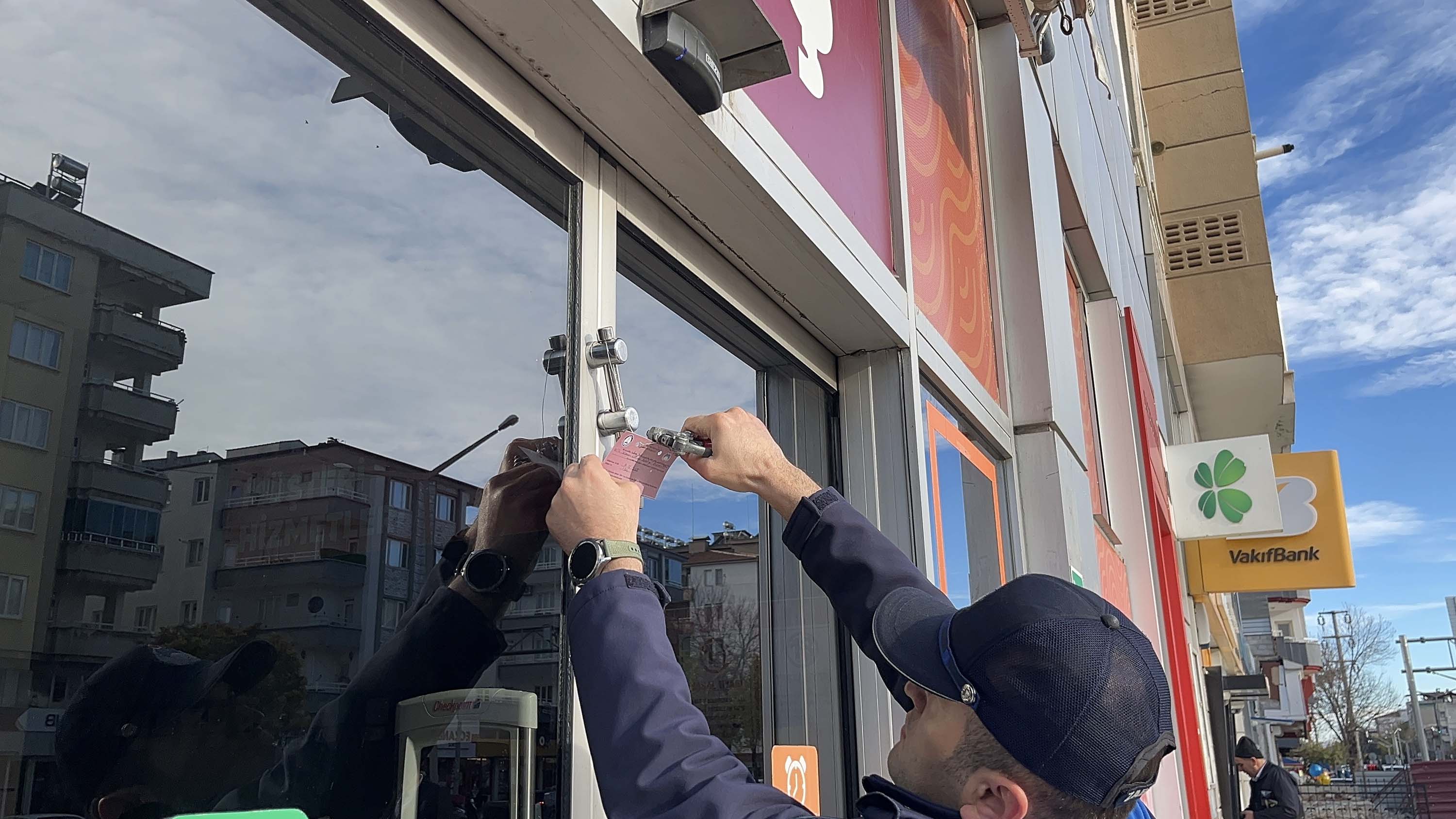 Kapatılan marketin girişi