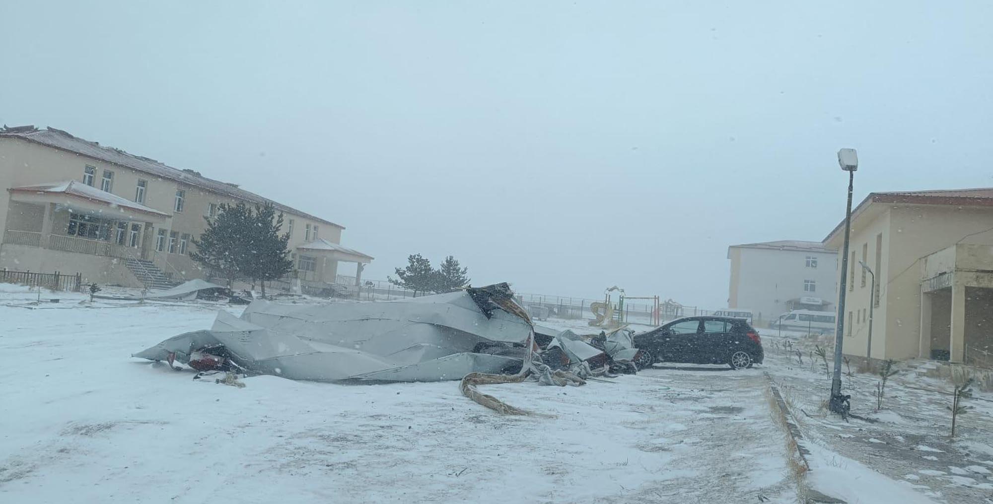 Ardahan Çıldır okul çatısı uçtu