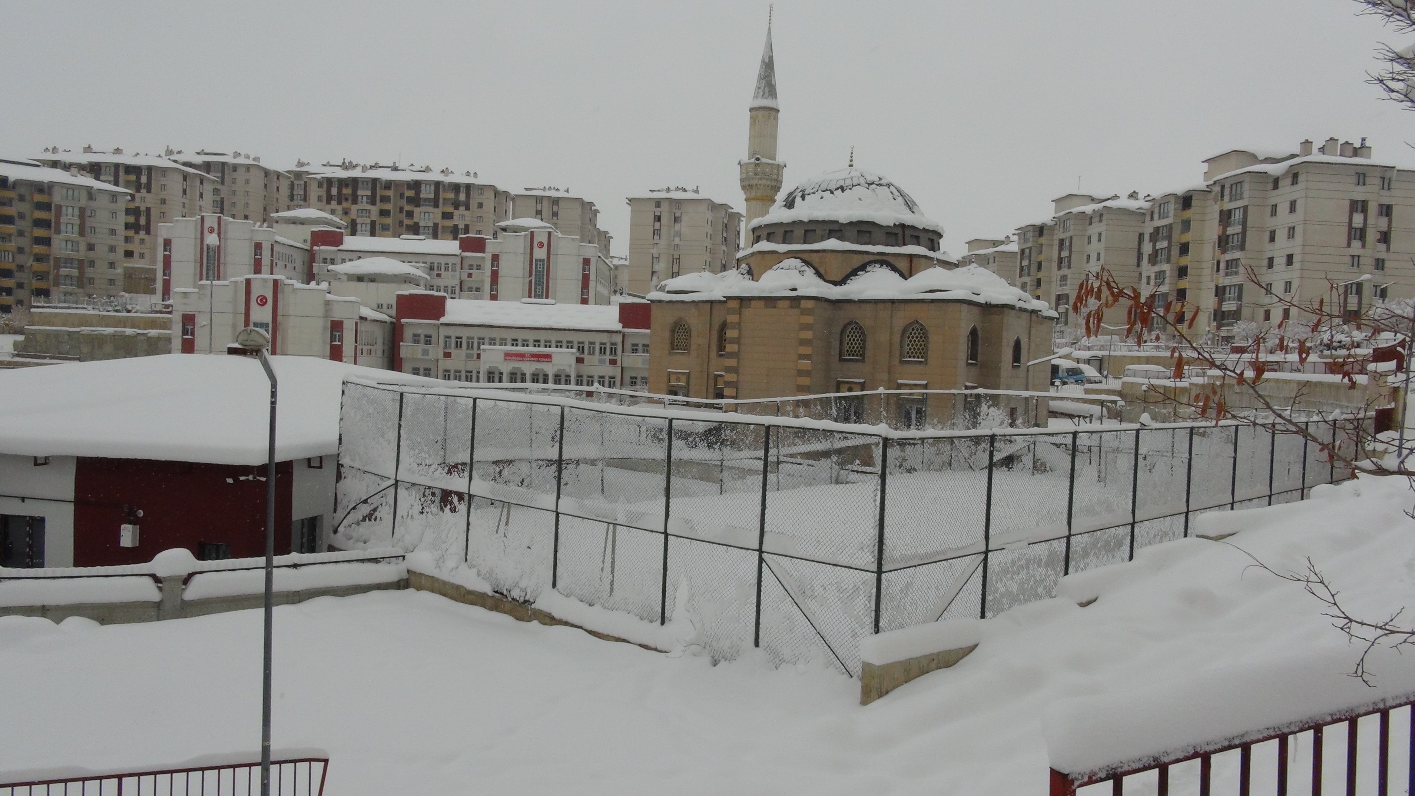 Hakkari karla kaplı