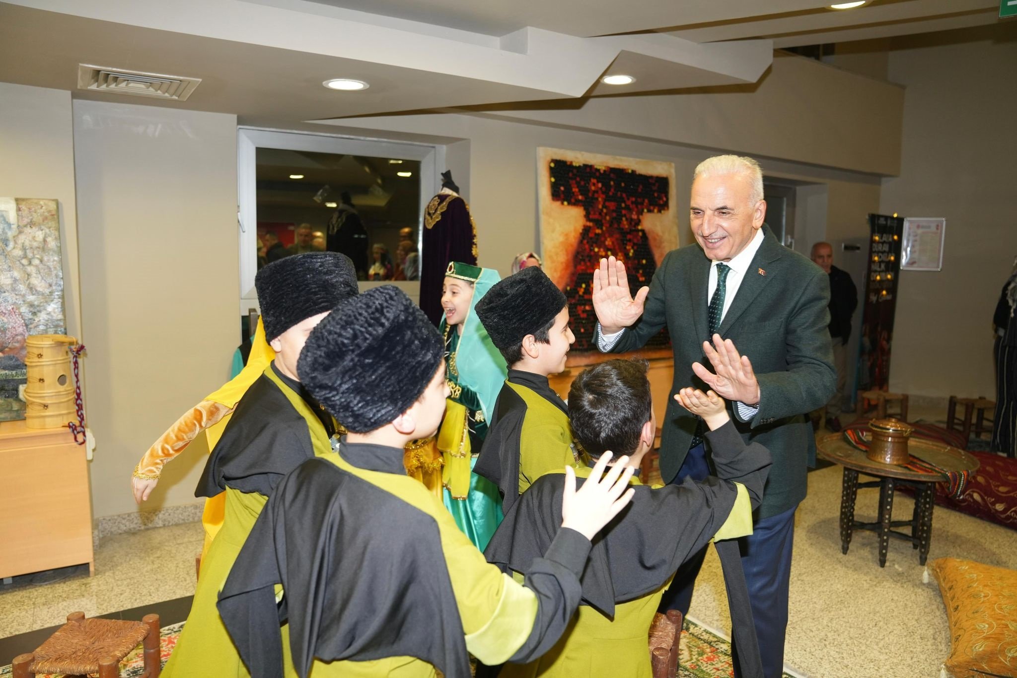 Halk Oyunları Kursiyerleri Gösteride