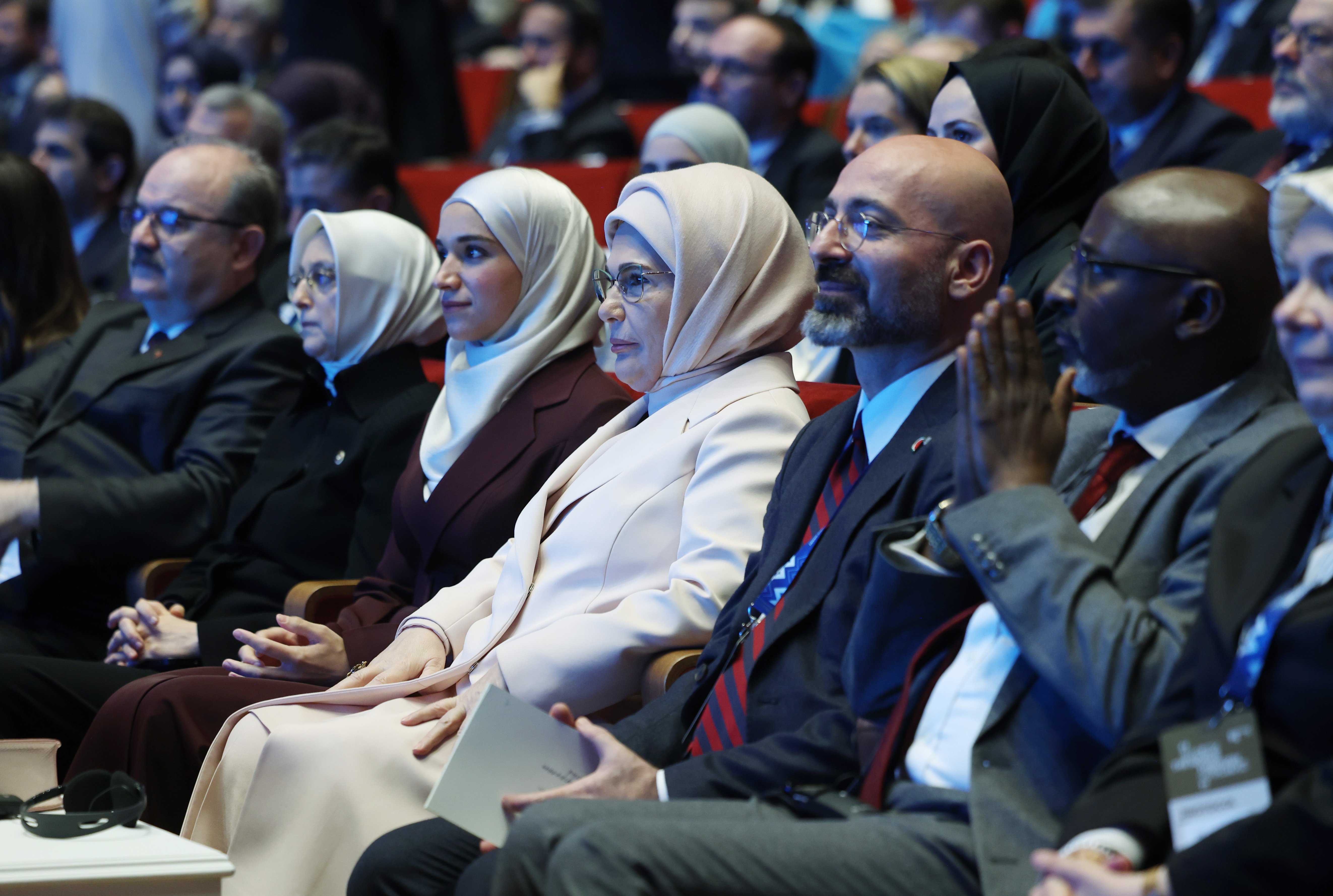 Emine Erdoğan öğrenciyle