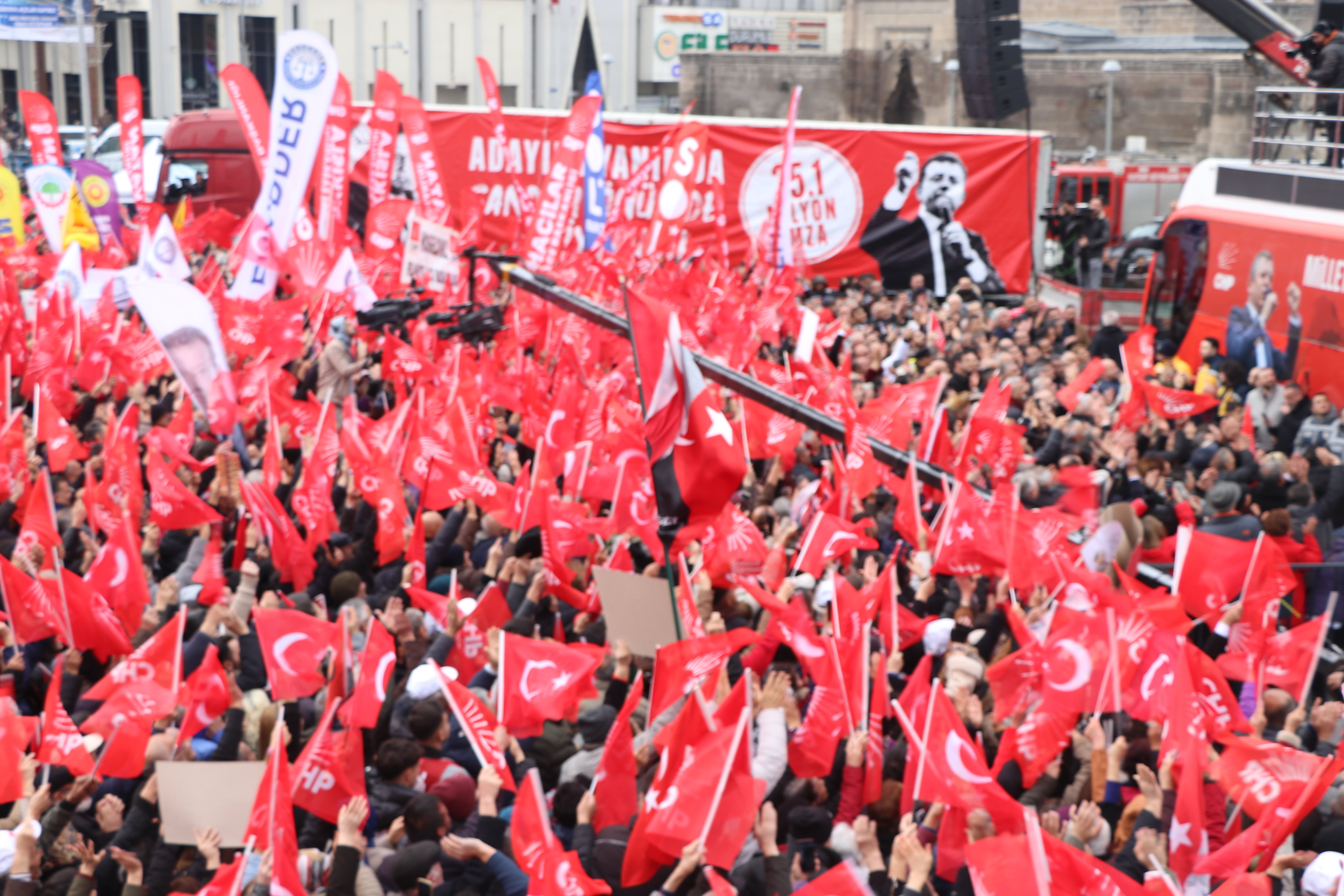 Özgür Özel kongrede