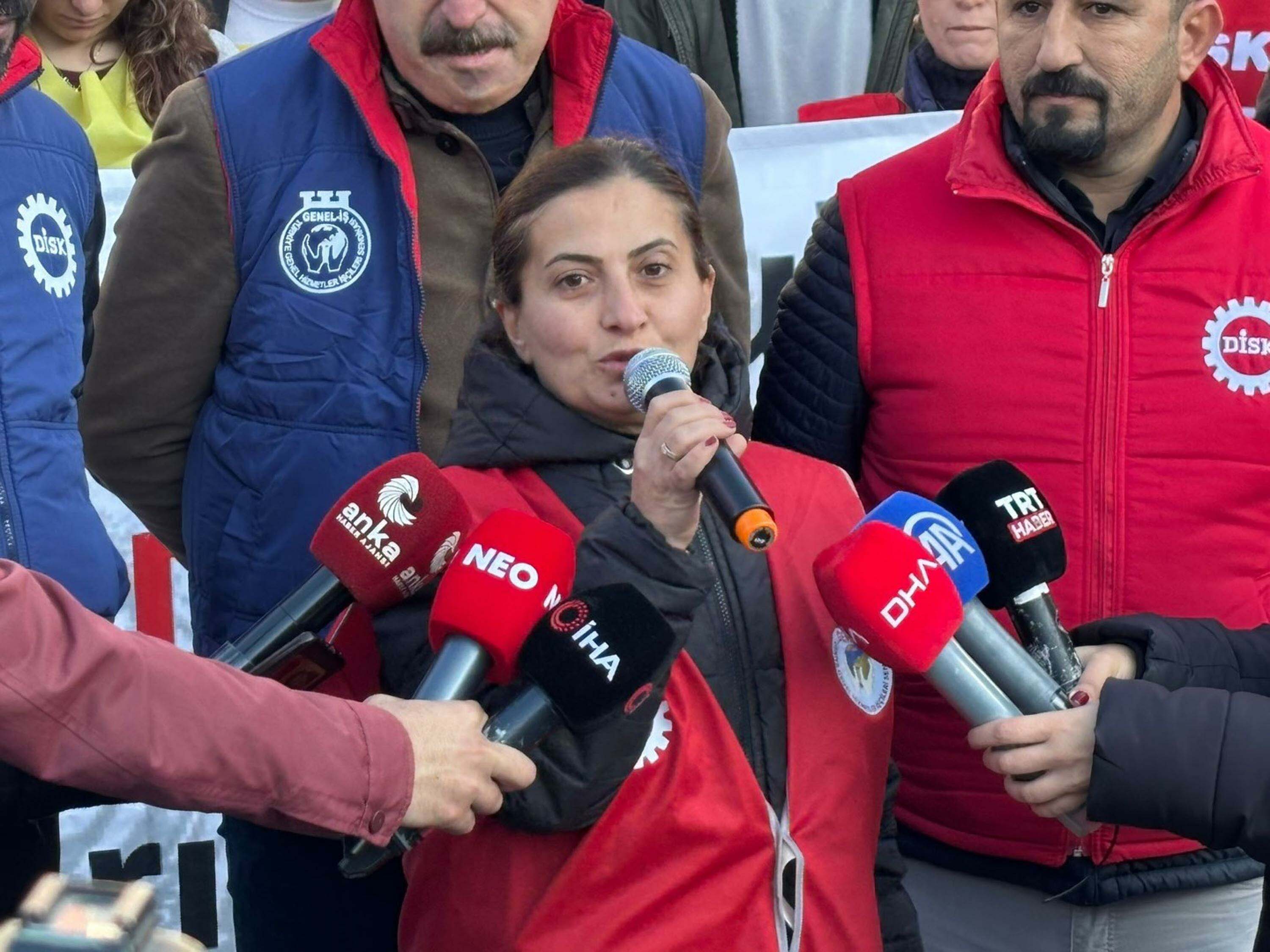 Sendika temsilcileri basın açıklaması yapıyor