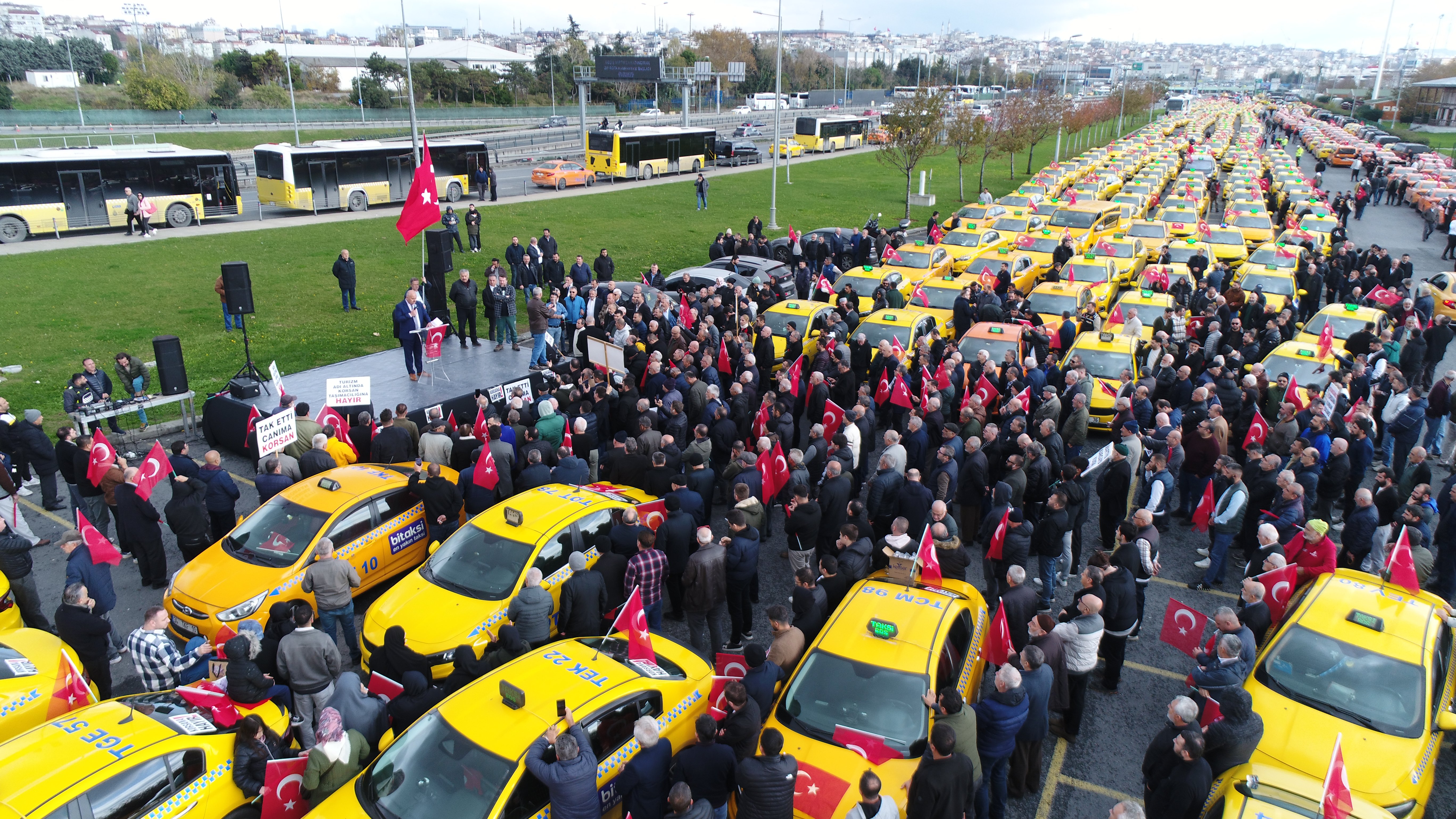 Taksiciler toplu protesto