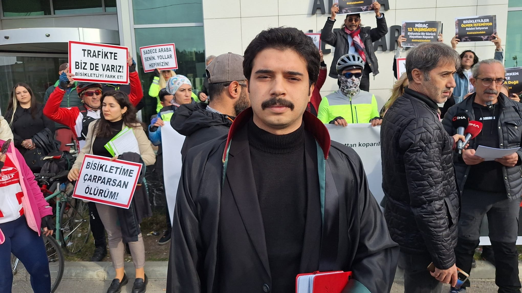 Adliye önünde toplanan bisikletliler