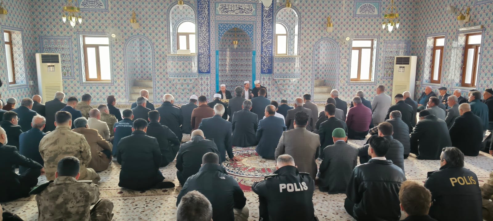 Mevlit programında dualar okunuyor