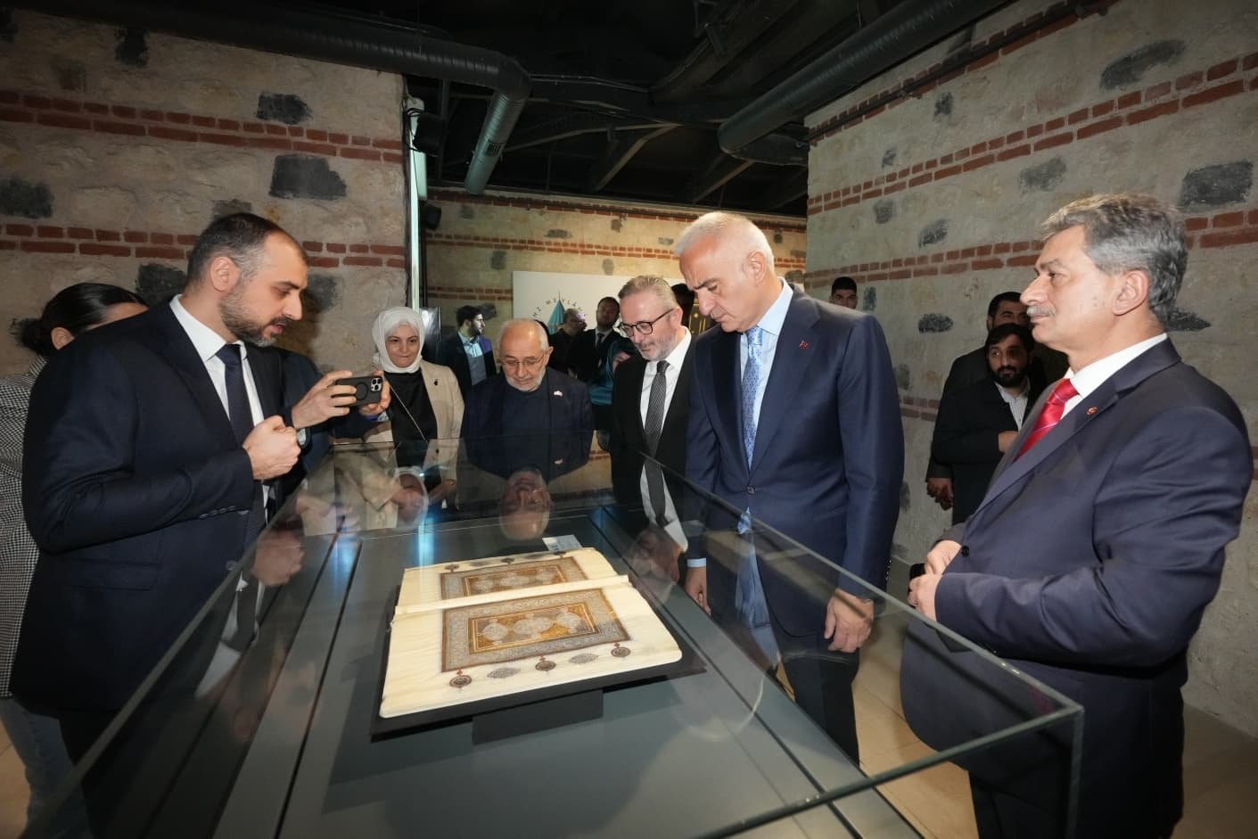 Sergi açılışında protokol