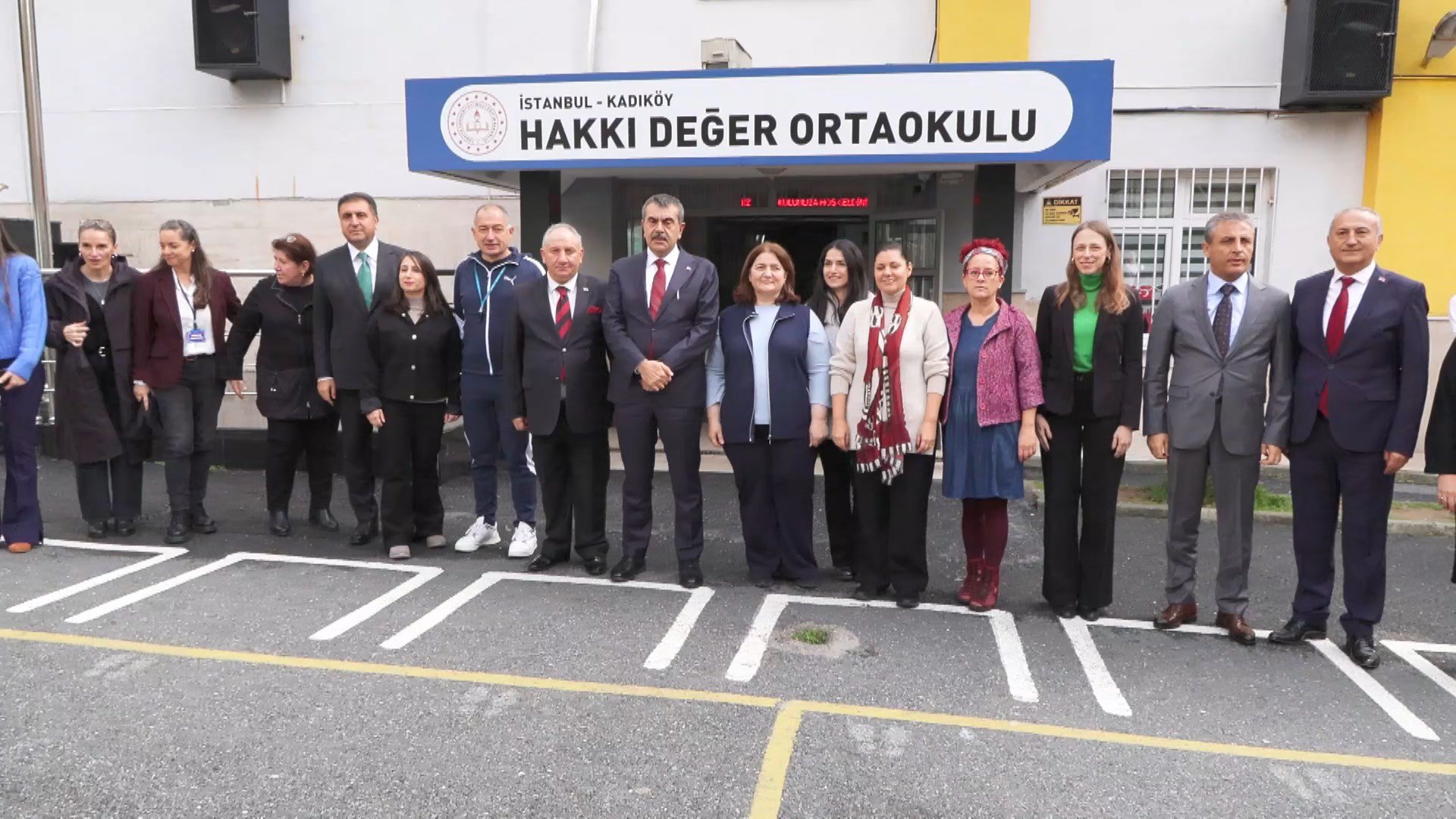 Bakan Tekin akıllı tahta hakkında konuşuyor