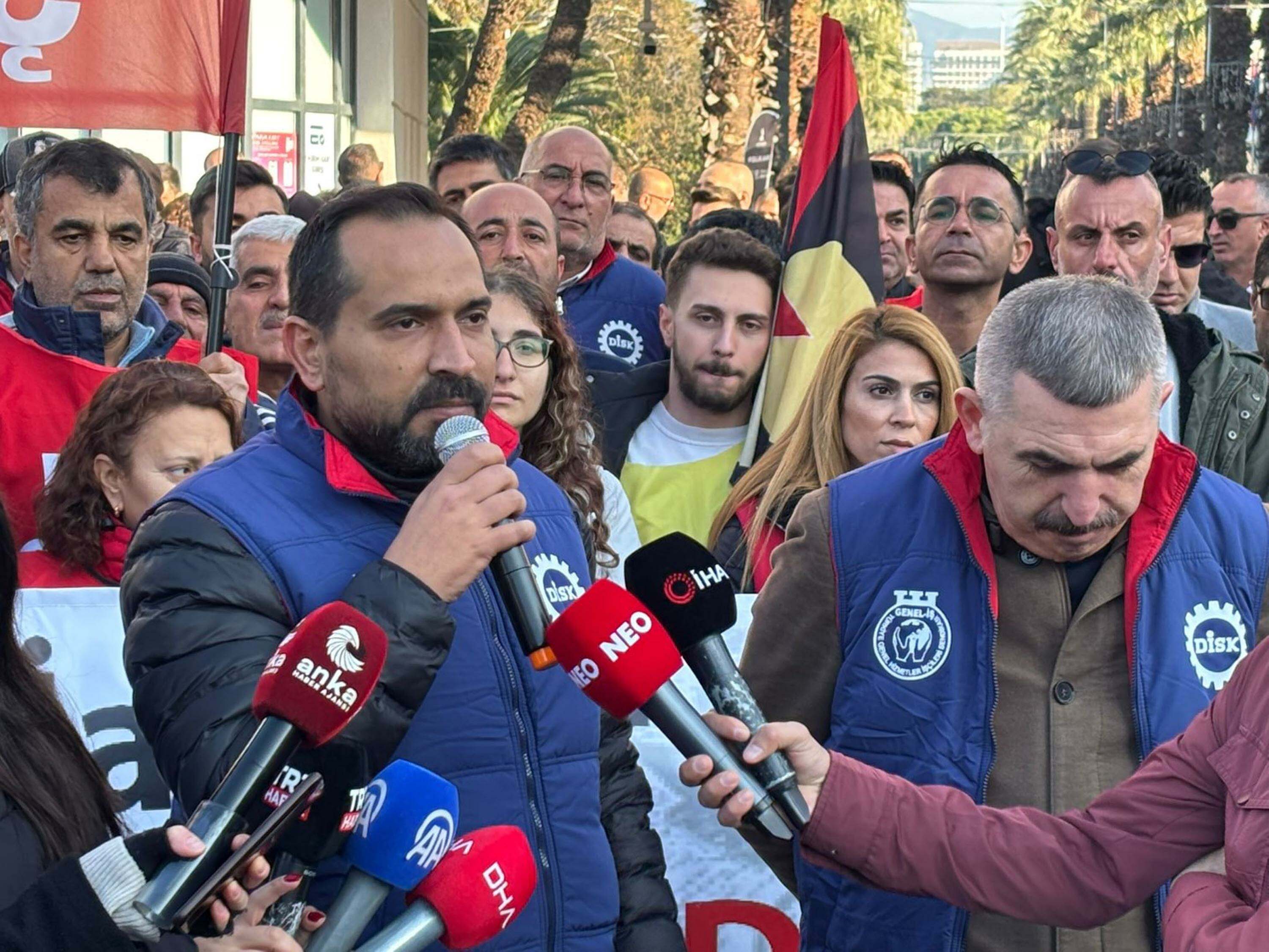 İzmir Büyükşehir Belediyesi işçileri toplu halde