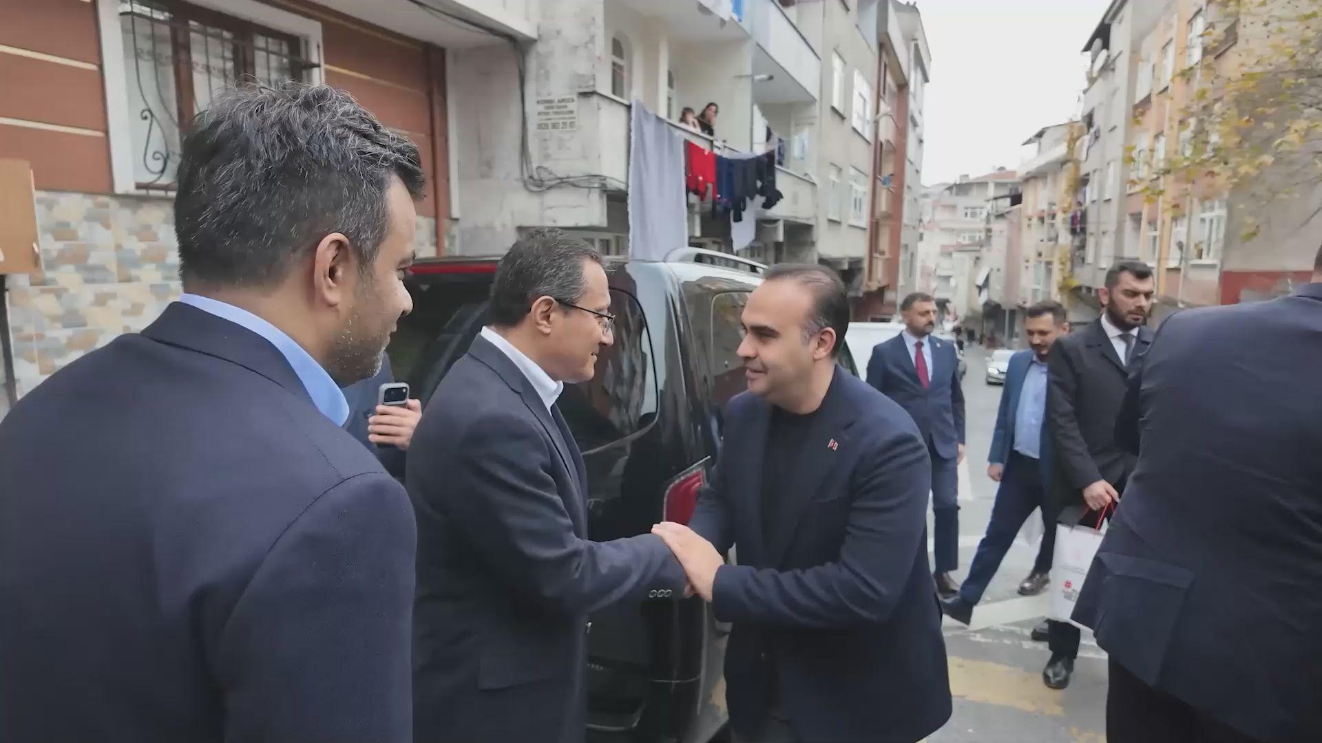 Bakan Kacır çocuklarla sohbet ediyor