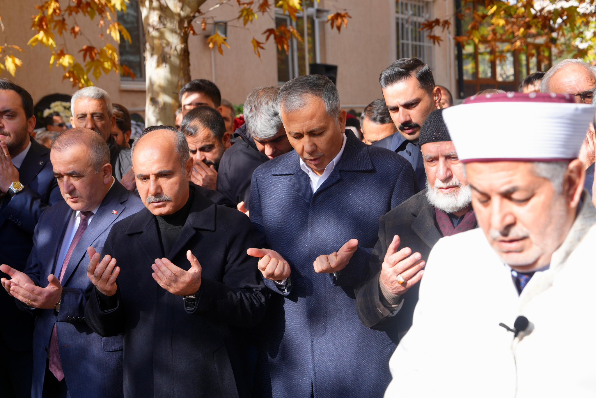 Cenaze töreni katılımcıları